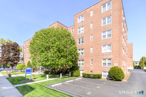 39 Glenbrook Road, Unit 1P