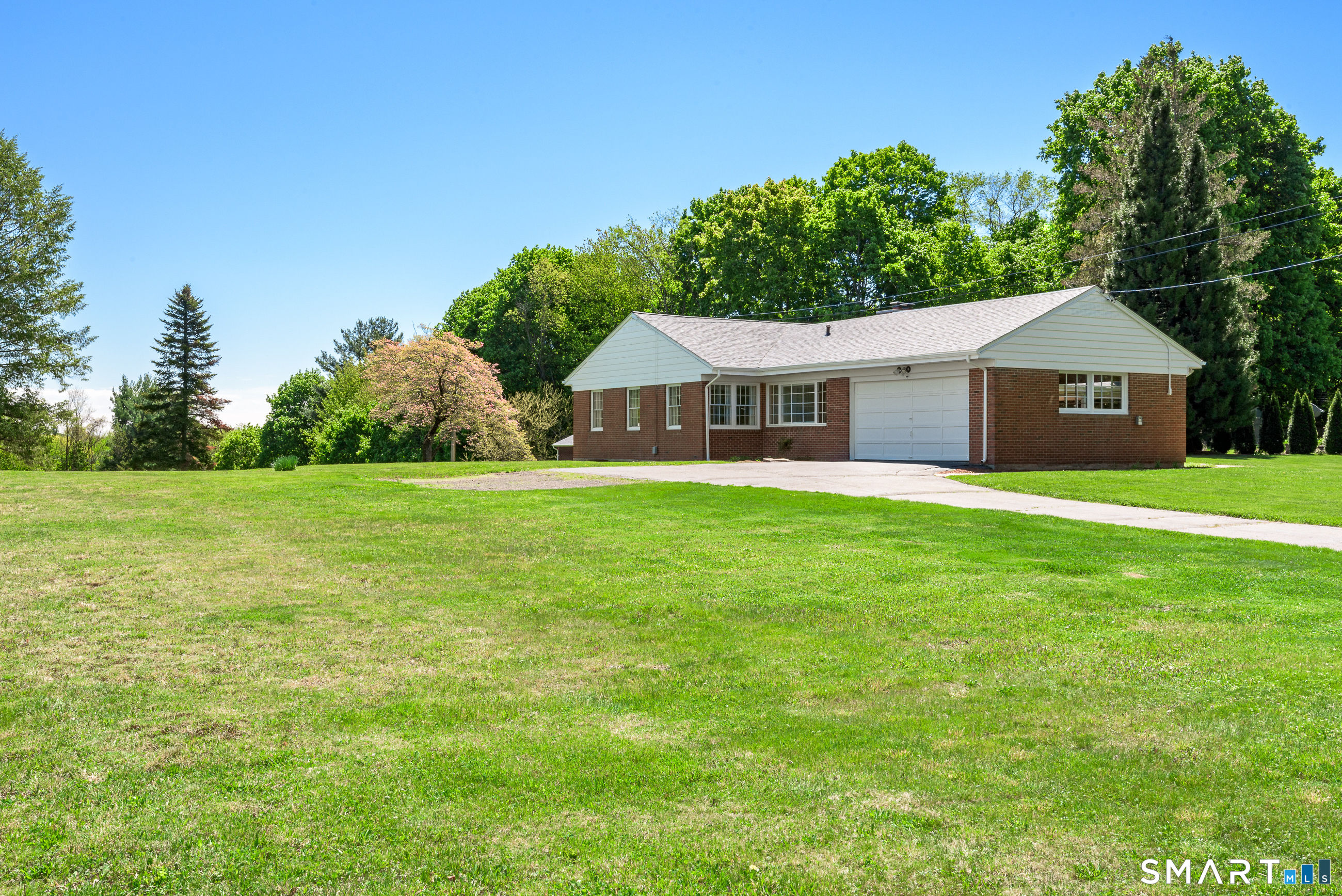 Homes for sale in East Granby, CT | 207 S Main St, East Granby, CT 06026 | MLS# 24173974