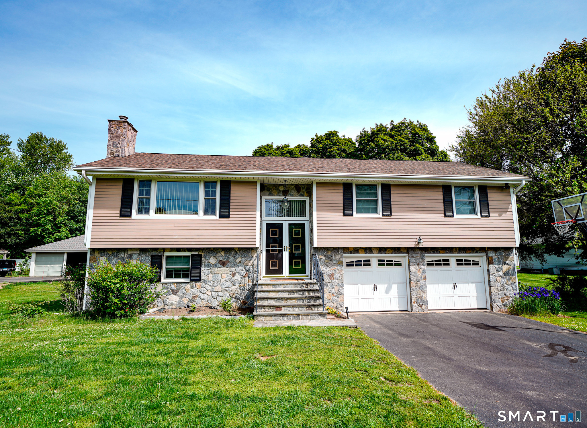Homes for sale in Avon, CT | 40 Orchard St, Avon, CT 06001 | MLS# 24175741