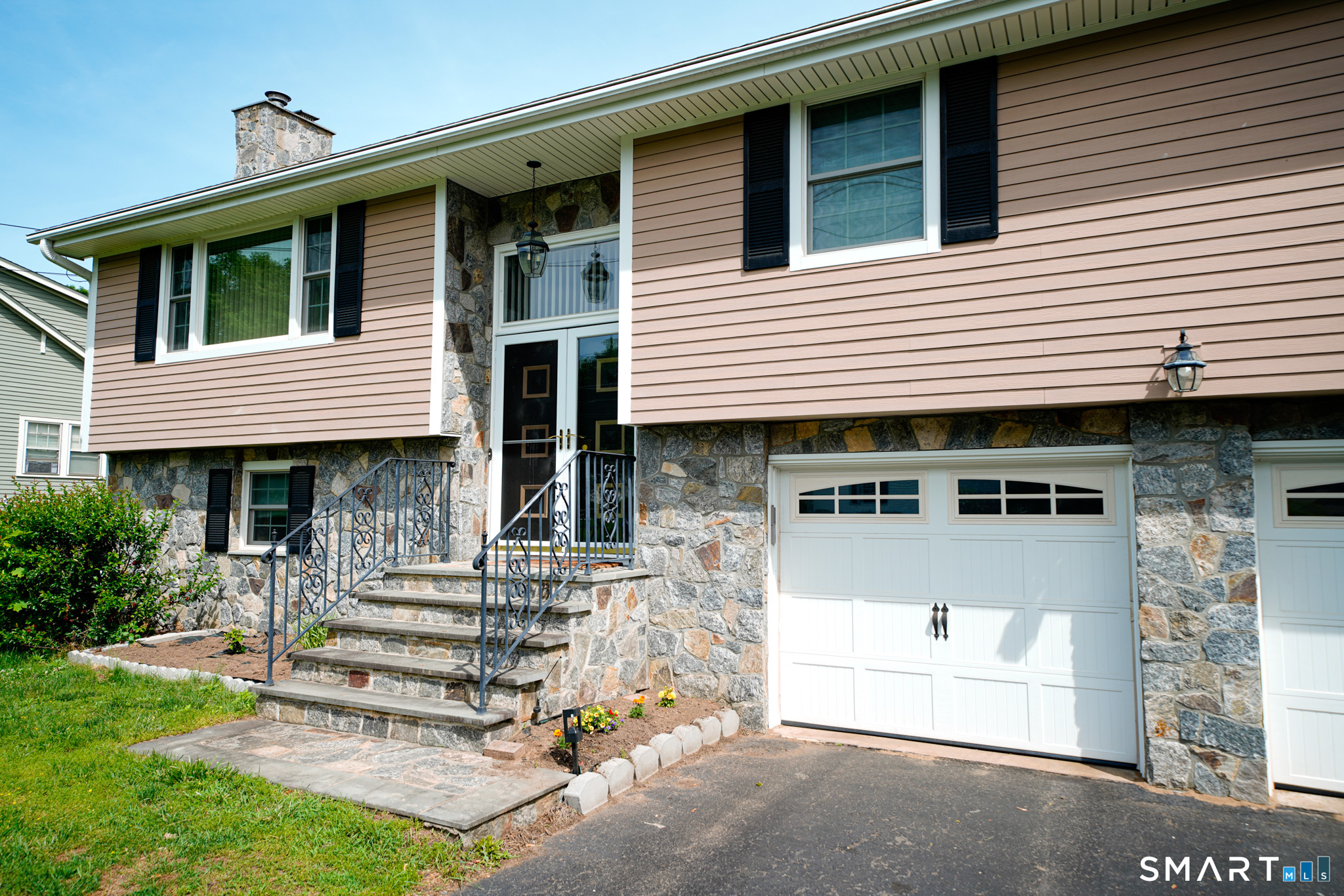 Homes for sale in Avon, CT | 40 Orchard St, Avon, CT 06001 | MLS# 24175741