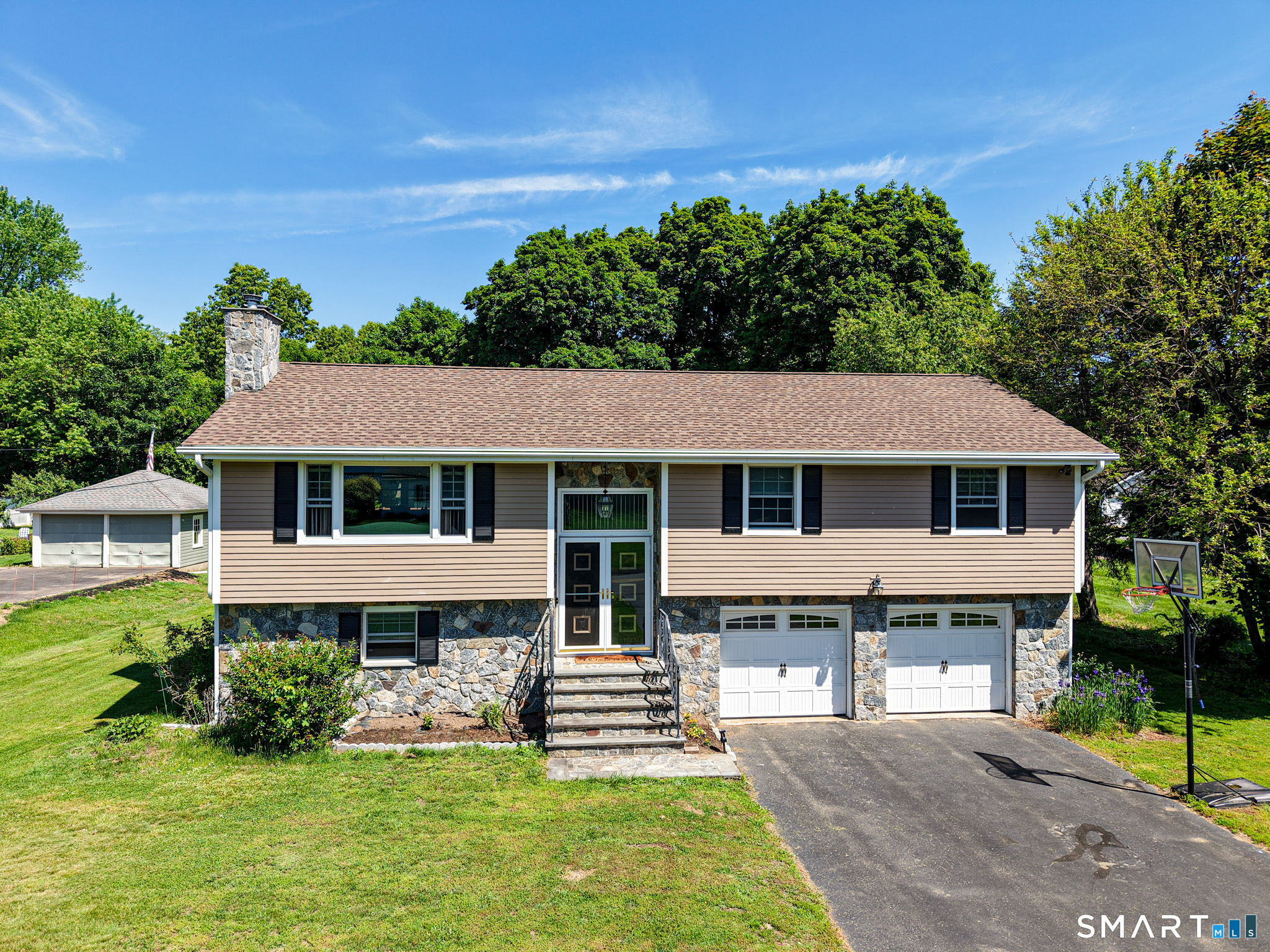 Homes for sale in Avon, CT | 40 Orchard St, Avon, CT 06001 | MLS# 24175741