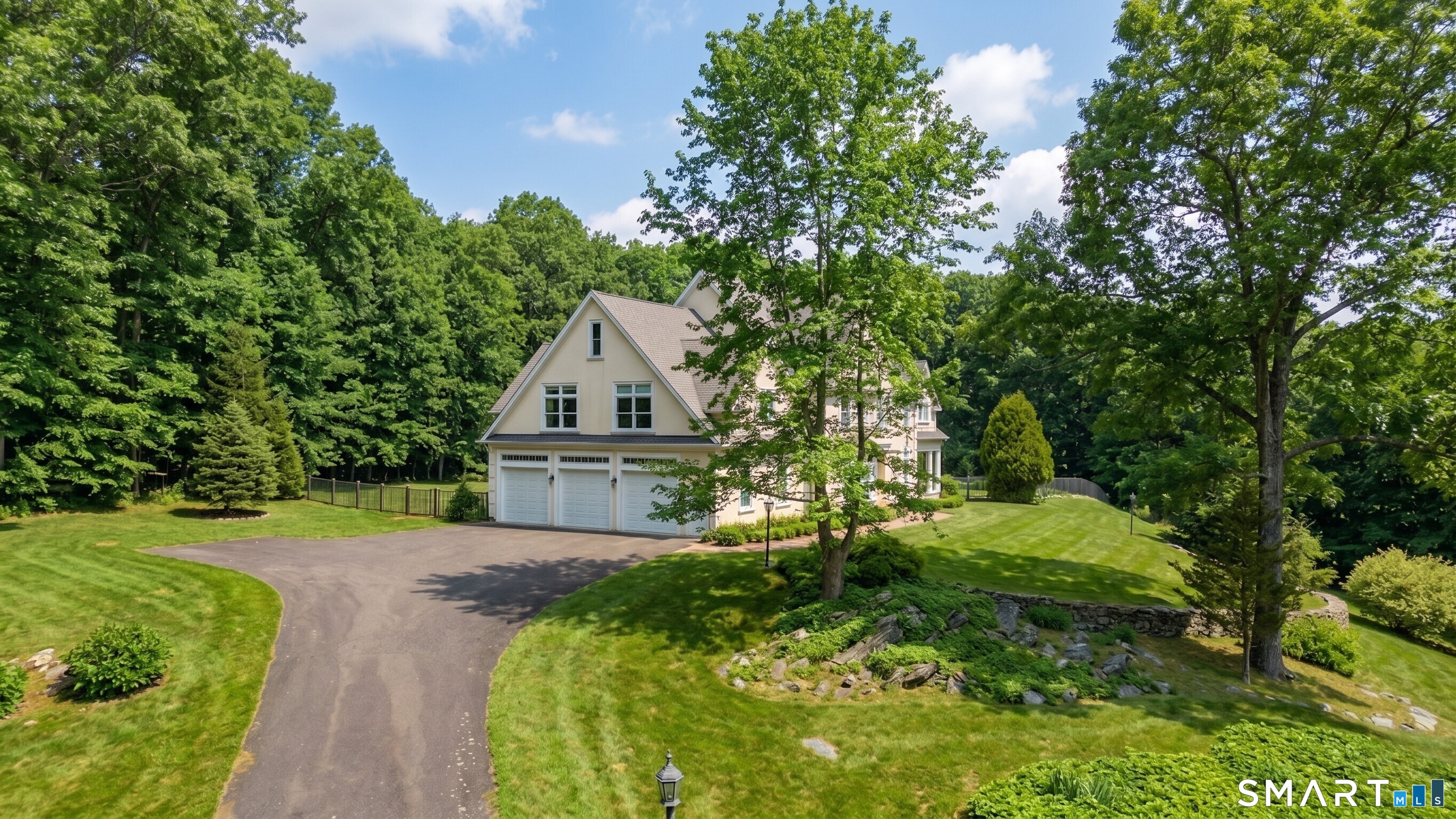 Homes for sale in Woodbury, CT | 48 Coach Light Dr, Woodbury, CT 06798 | MLS# 24168051