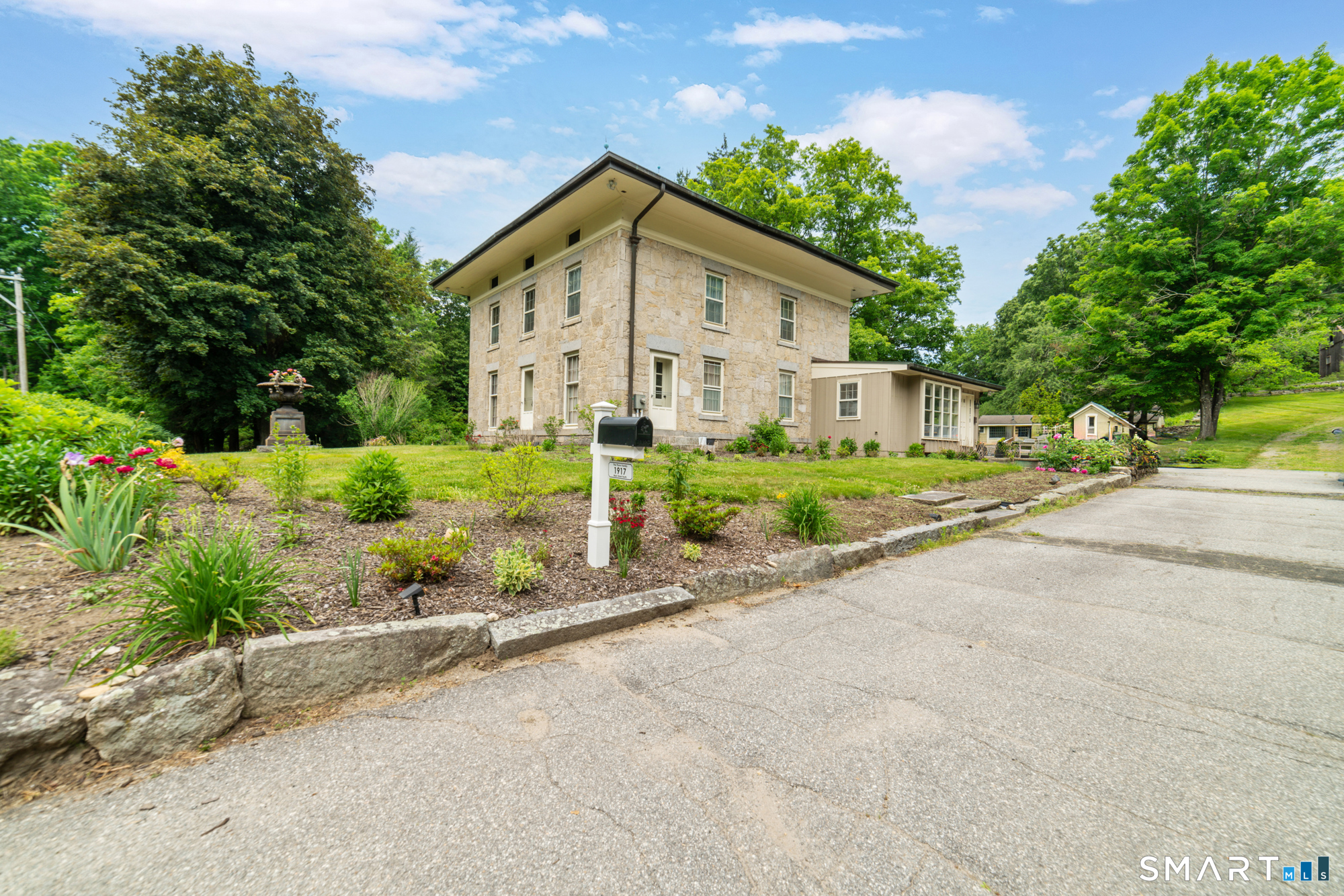 Homes for sale in Woodbury, CT | 1917 Main St N, Woodbury, CT 06798 | MLS# 24183601