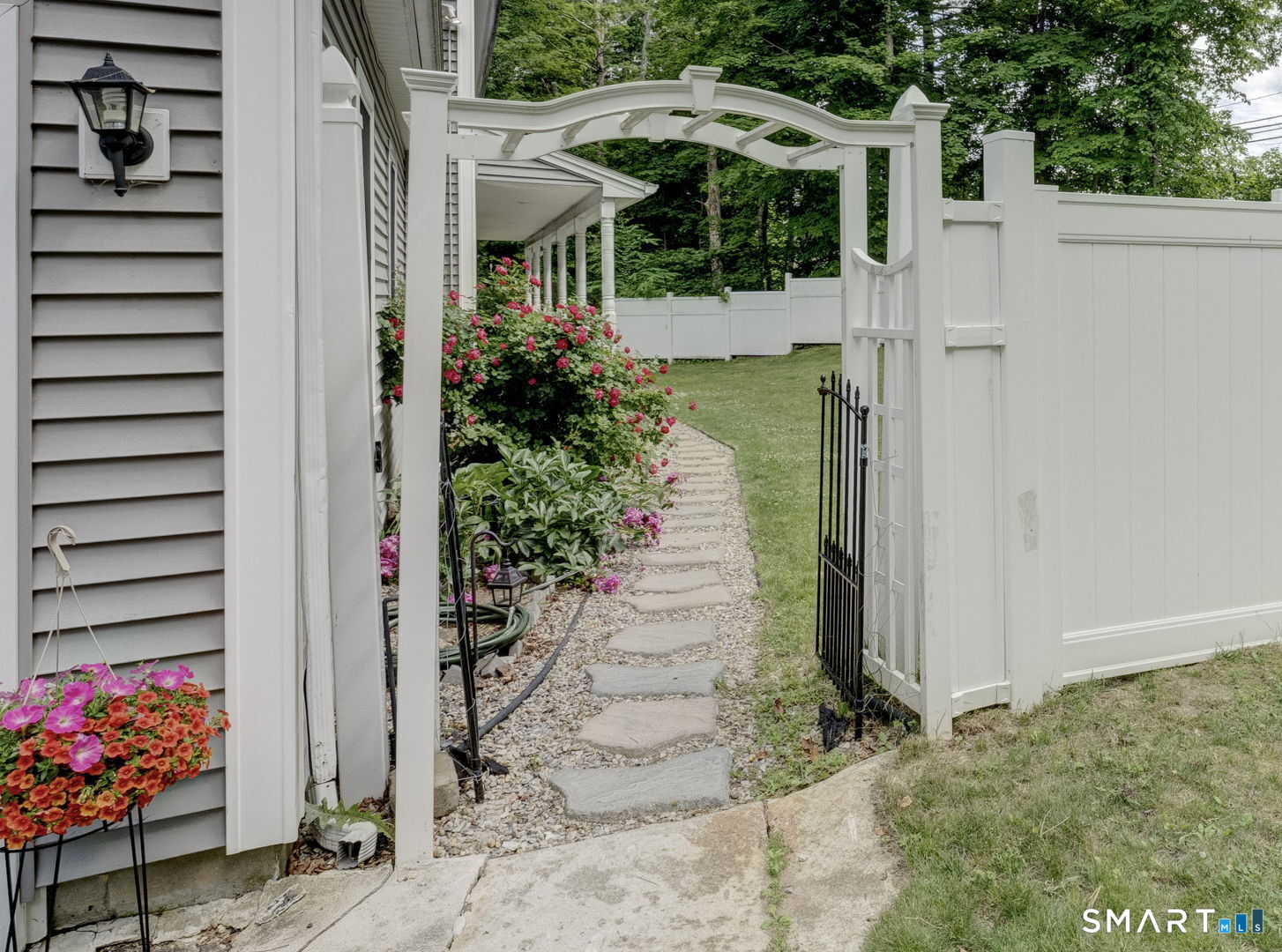 Homes for sale in Mansfield, CT | 1556 Storrs Rd, Mansfield, CT 06268 | MLS# 24184345