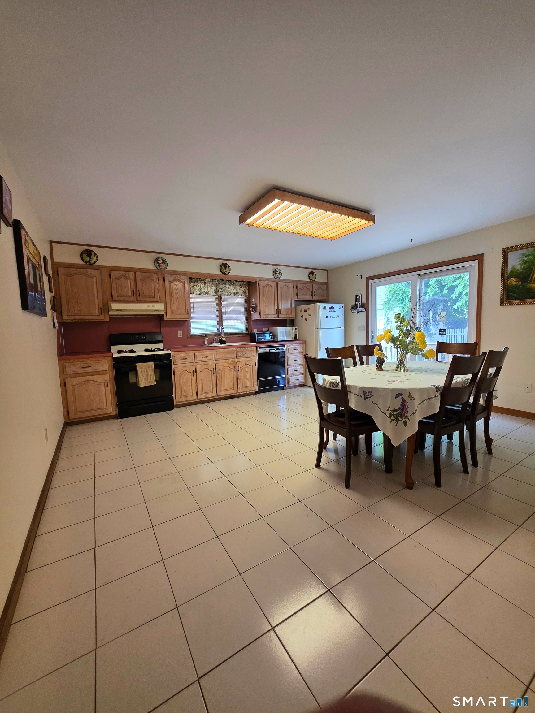 37 Waterbury Avenue, Stamford, Connecticut photo 2