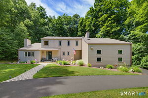 70 Pine Hollow, Middlebury