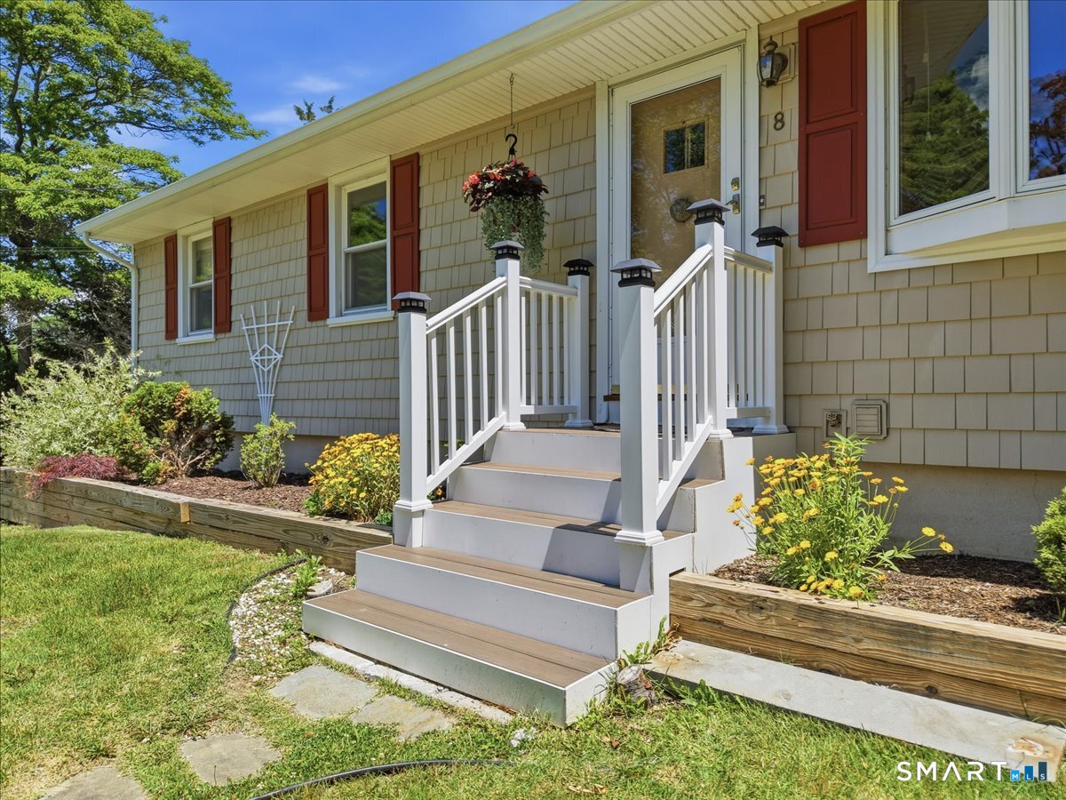 Homes for sale in East Lyme, CT | 8 Roxbury Ct, East Lyme, CT 06357 | MLS# 24185713