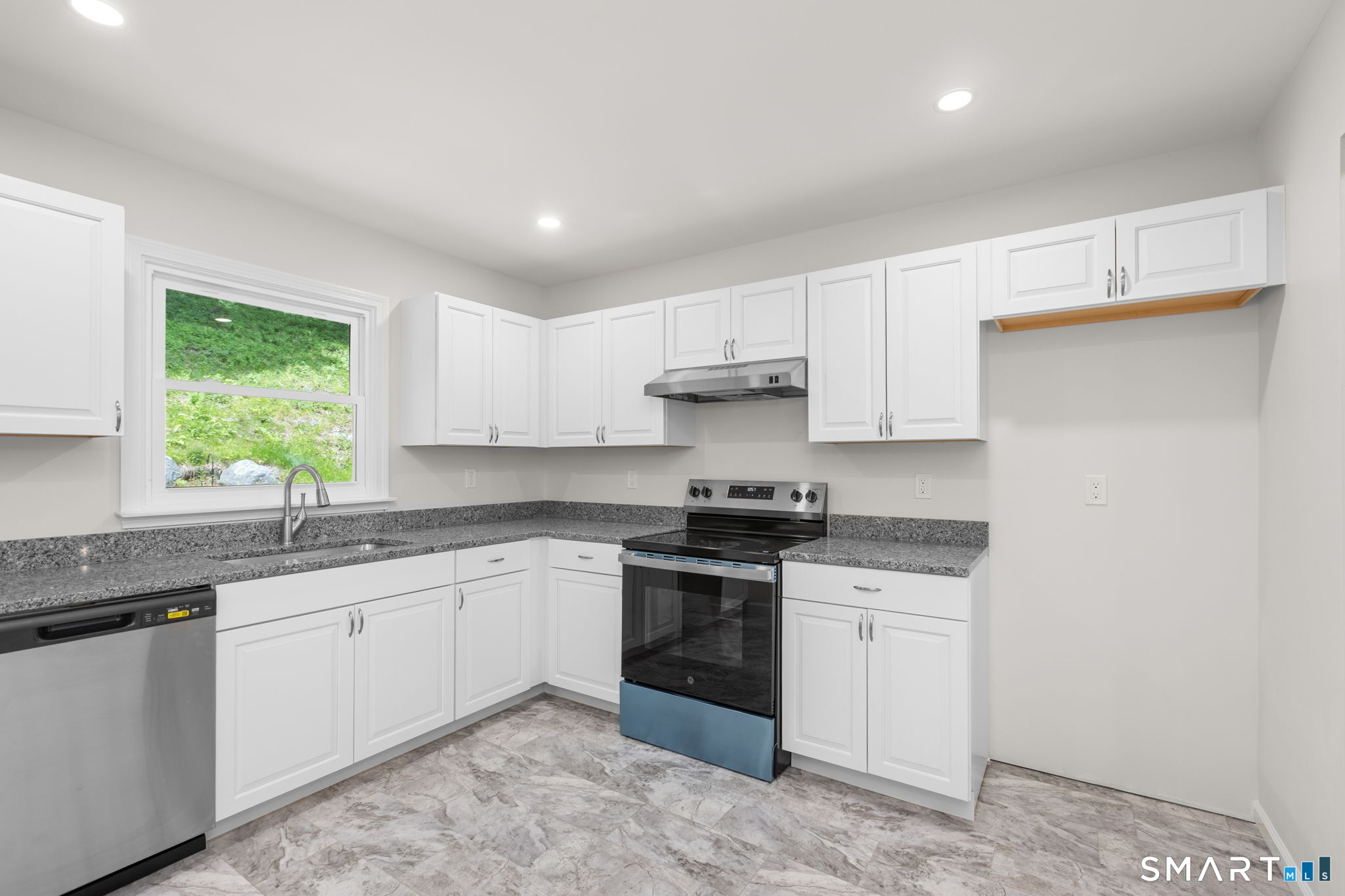 Homes for sale in New Fairfield, CT | 2 Oakwood Dr, New Fairfield, CT 06812 | MLS# 24185569