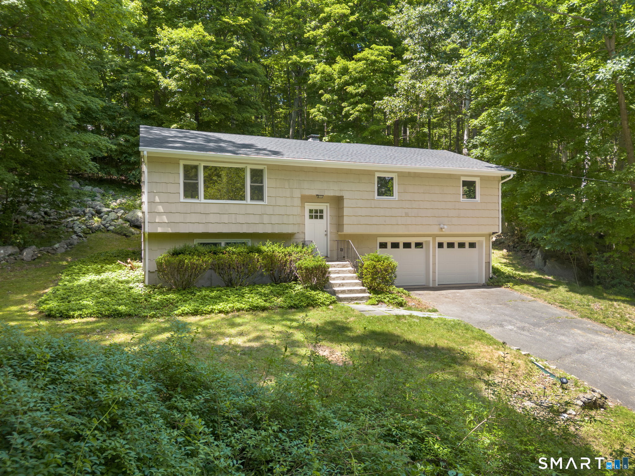 Homes for sale in New Fairfield, CT | 2 Oakwood Dr, New Fairfield, CT 06812 | MLS# 24185569