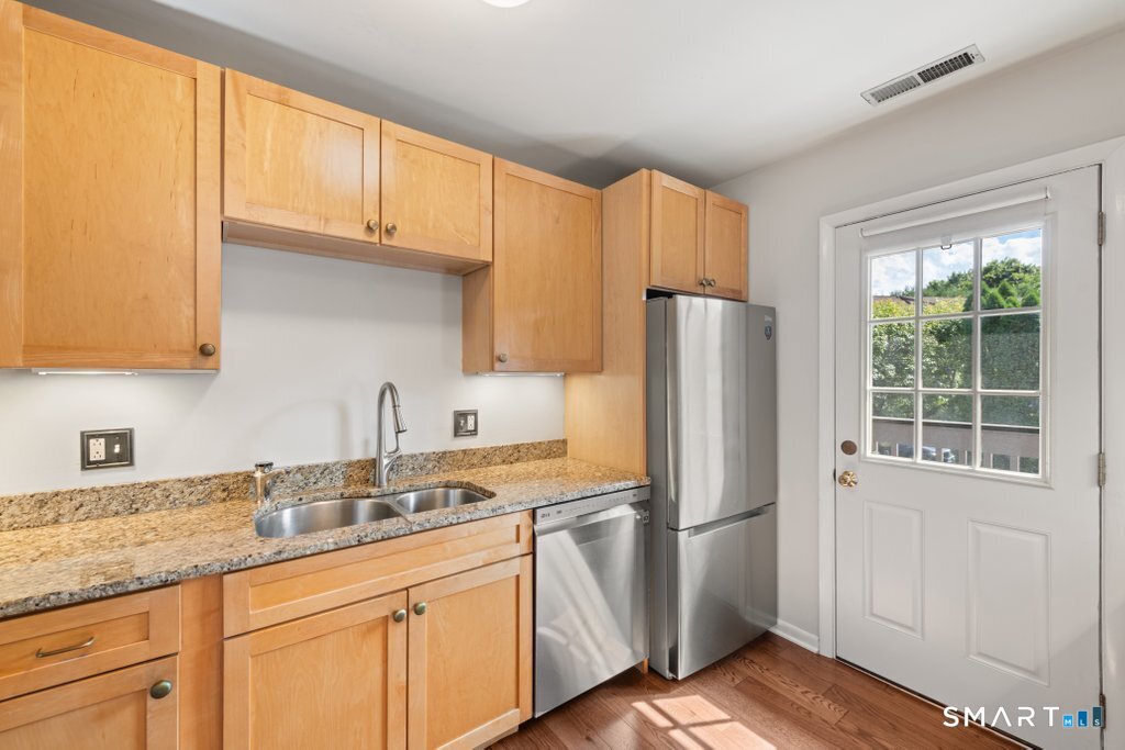 2289 Bedford Street, Stamford, Connecticut photo 4