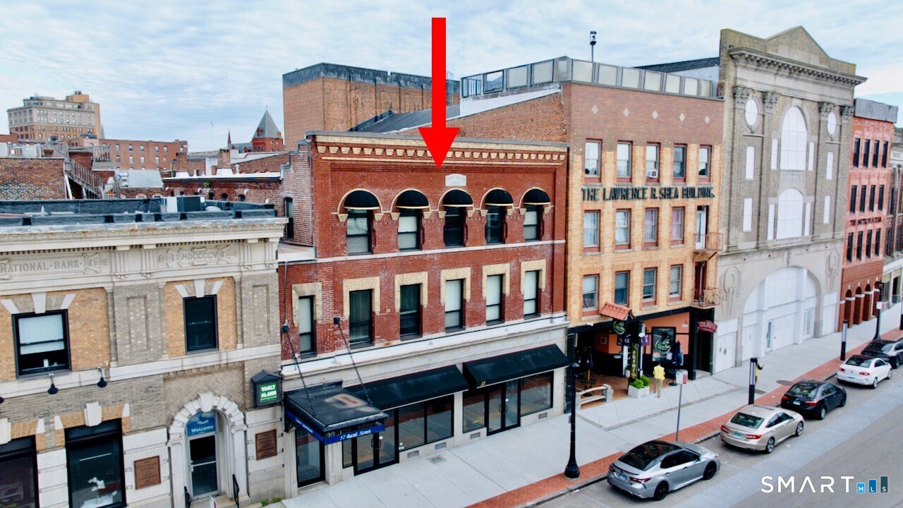 Mixed-use property with 1 commercial unit and 8 apartments located in the heart of downtown New London. This 10,636 SF, 3 story building has 1 commercial 2,556 SF unit on the ground level. Formerly 'Diamond Pizza' the restaurant space is currently available and turnkey-ready with F,F&E. There are 8 apartments on the 5,112 SF second and third floors. There is a 2,556 SF basement. NOI approximately $107,329. Room to increase NOI leasing the commercial unit which had been paying $3,075 / month. Call office for financials. Excellent investment property with stable cash flow. Property may be purchased as a package with 153 Bank St and 147 Bank Street for a total of 6 commercial units and 17 Apartments.