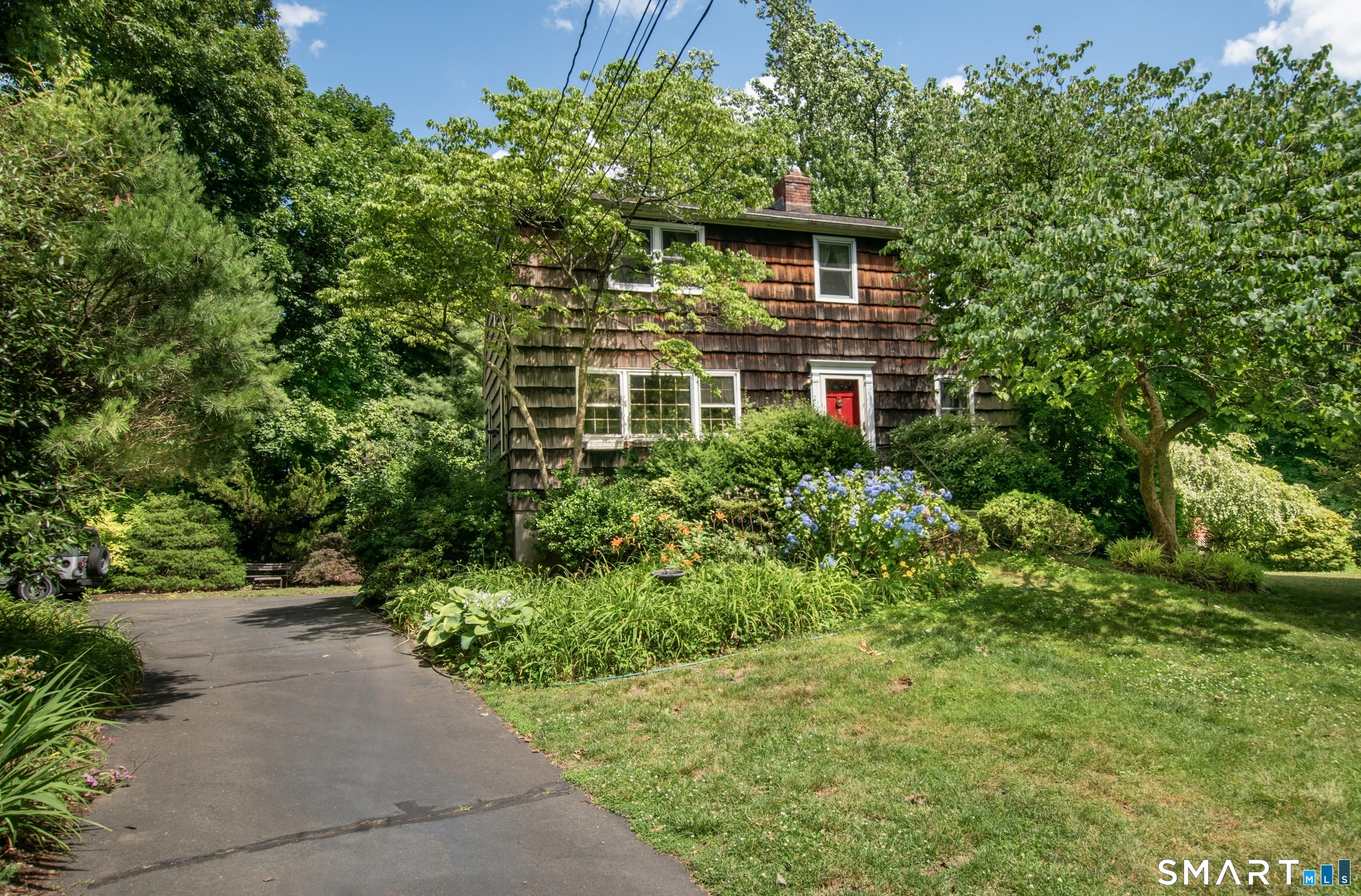 Homes for sale in Norwalk, CT | 8 Oakledge Cir, Norwalk, CT 06854 | MLS# 24185957