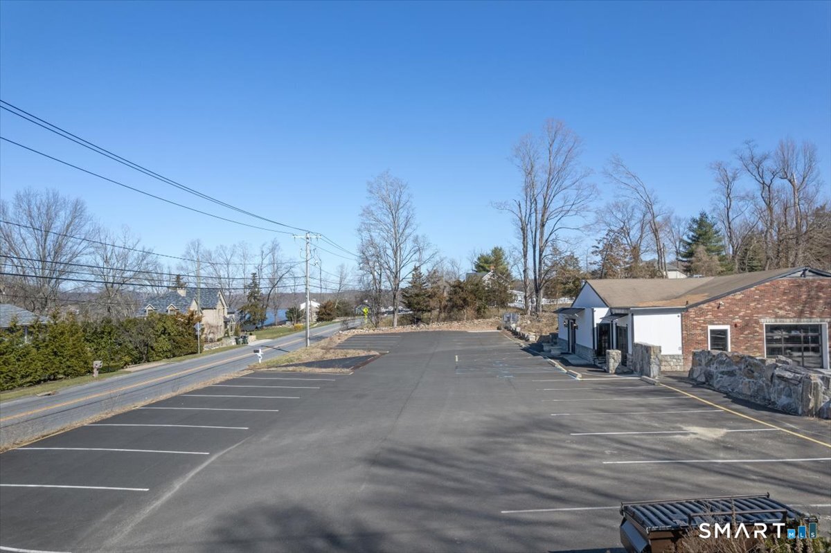 Foto 7 de Local comercial en venta en 439 Candlewood Lake Road, Brookfield, CT — $1,099,000