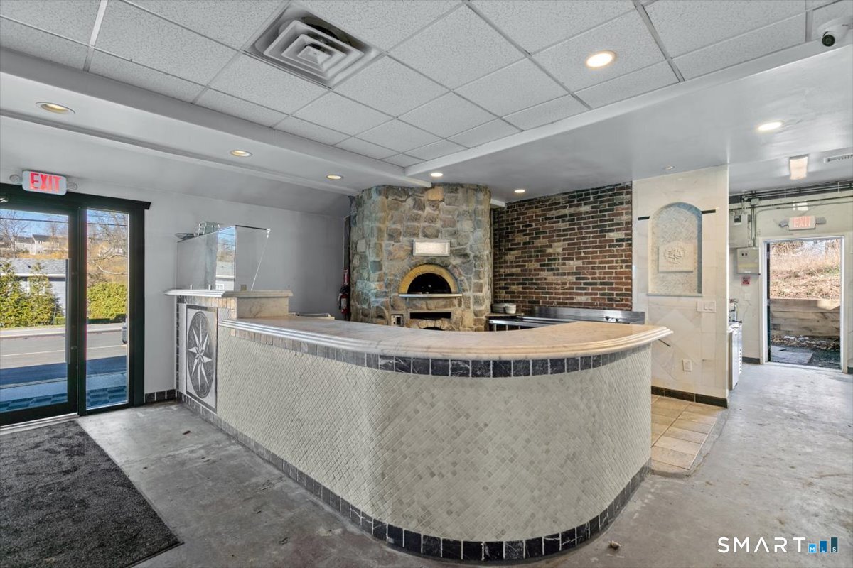 Foto 9 de Local comercial en venta en 439 Candlewood Lake Road, Brookfield, CT — $1,099,000