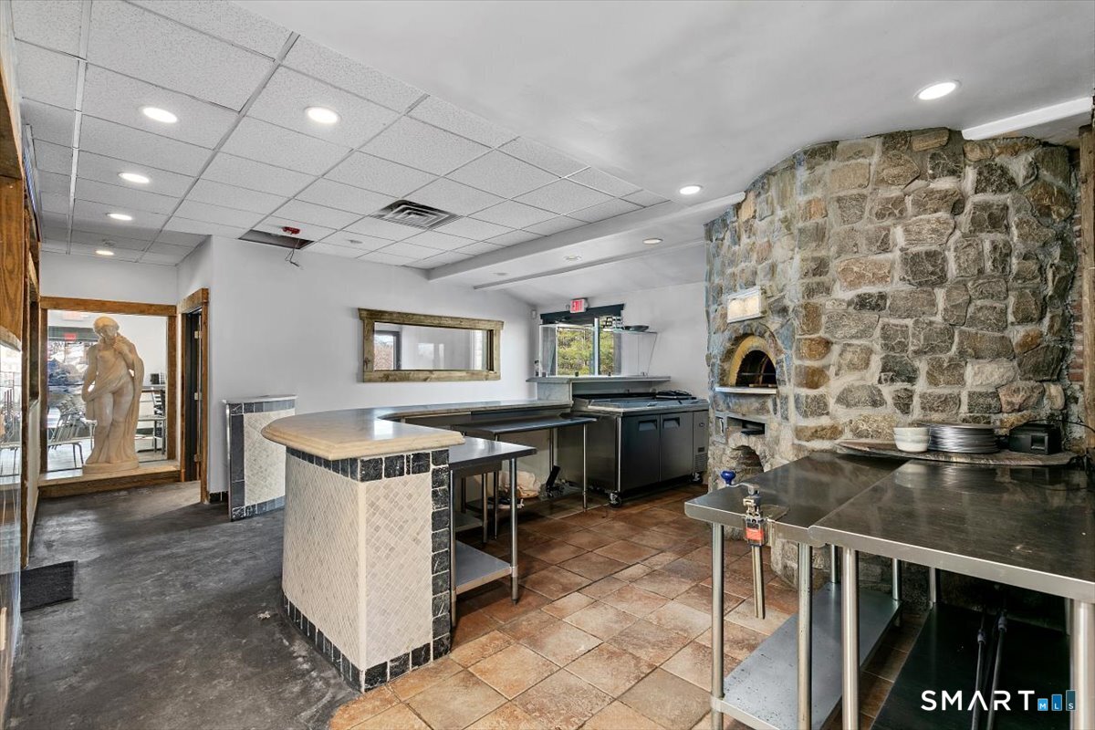 Foto 8 de Local comercial en venta en 439 Candlewood Lake Road, Brookfield, CT — $1,099,000