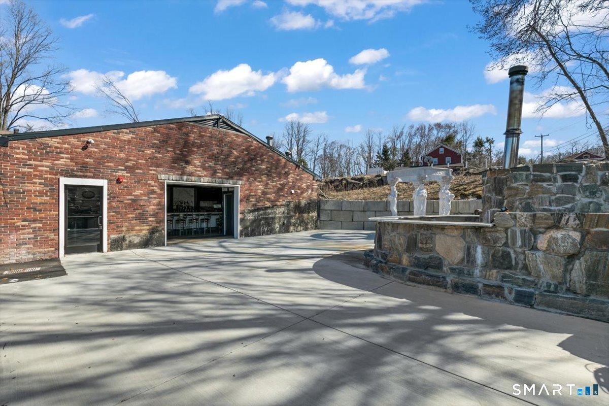 Foto 6 de Local comercial en venta en 439 Candlewood Lake Road, Brookfield, CT — $1,099,000