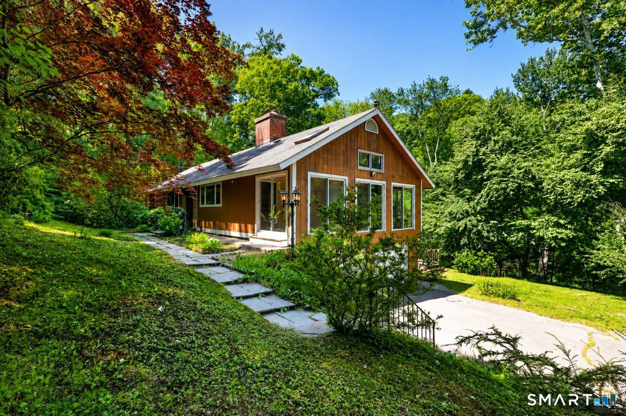 3rd image of 32 Hallsey Ln, Woodbridge, CT 06525 | MLS# 24187646