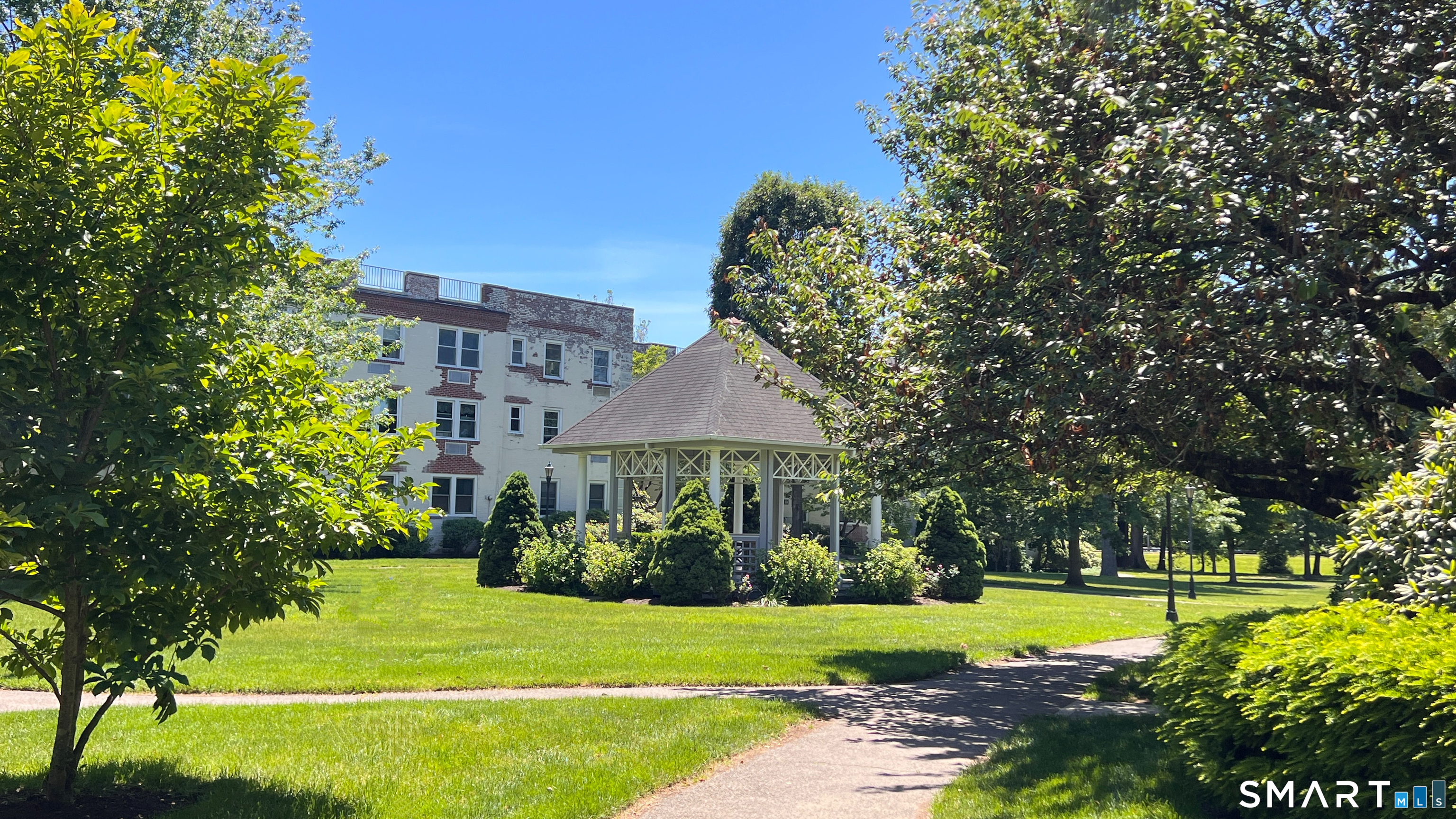 132 Woodside Green Street 1C