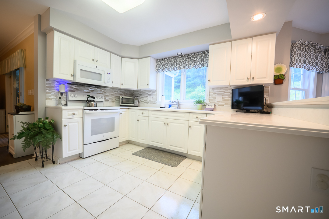 Homes for sale in Middlebury, CT | 4 Kimberwick Ct #4, Middlebury, CT 06762 | MLS# 24189888