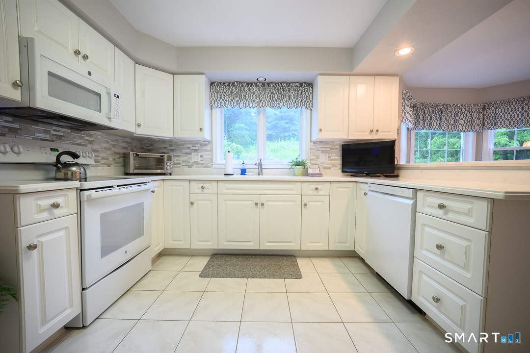Homes for sale in Middlebury, CT | 4 Kimberwick Ct #4, Middlebury, CT 06762 | MLS# 24189888
