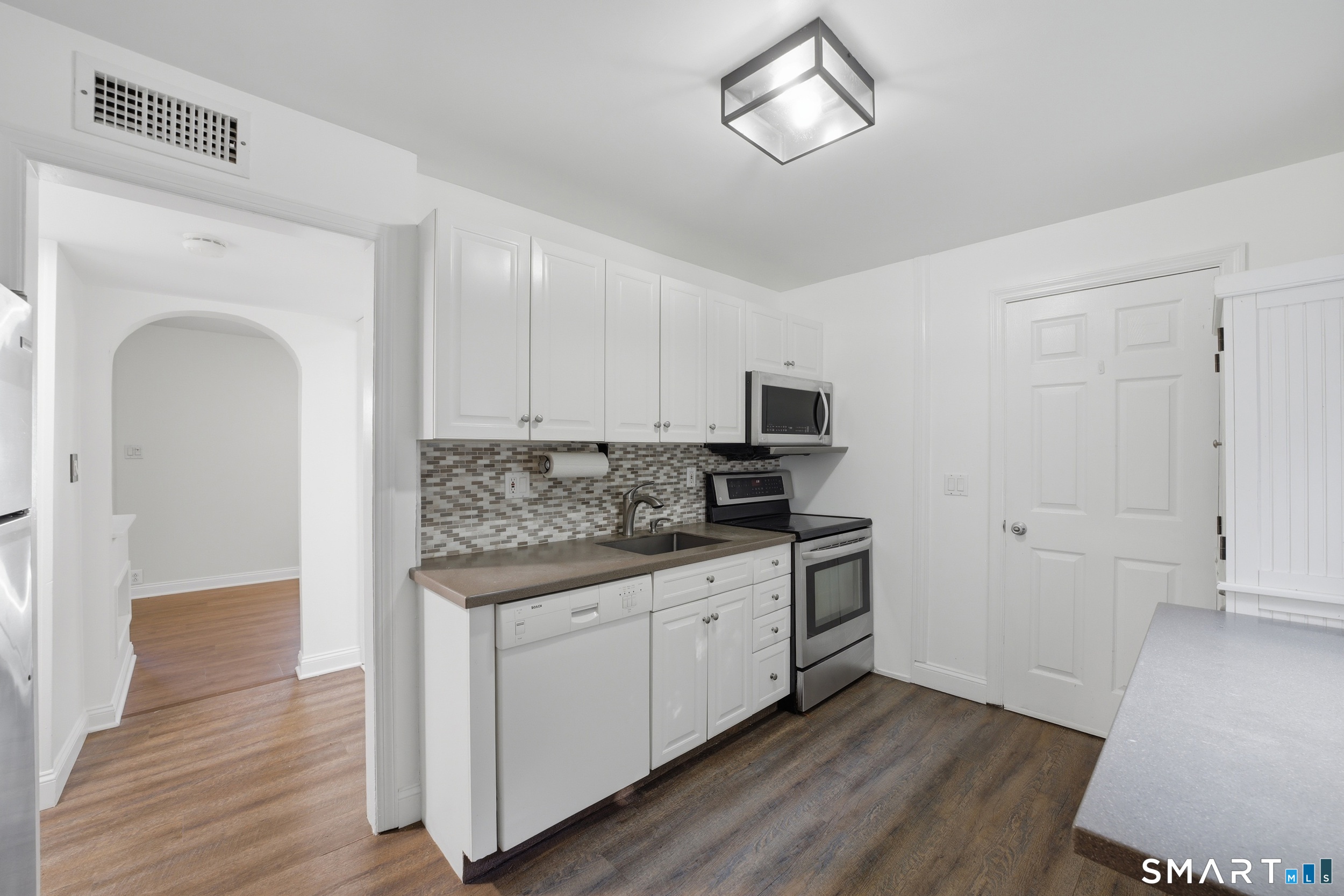 11 Barmore Drive West, Stamford, Connecticut photo 5