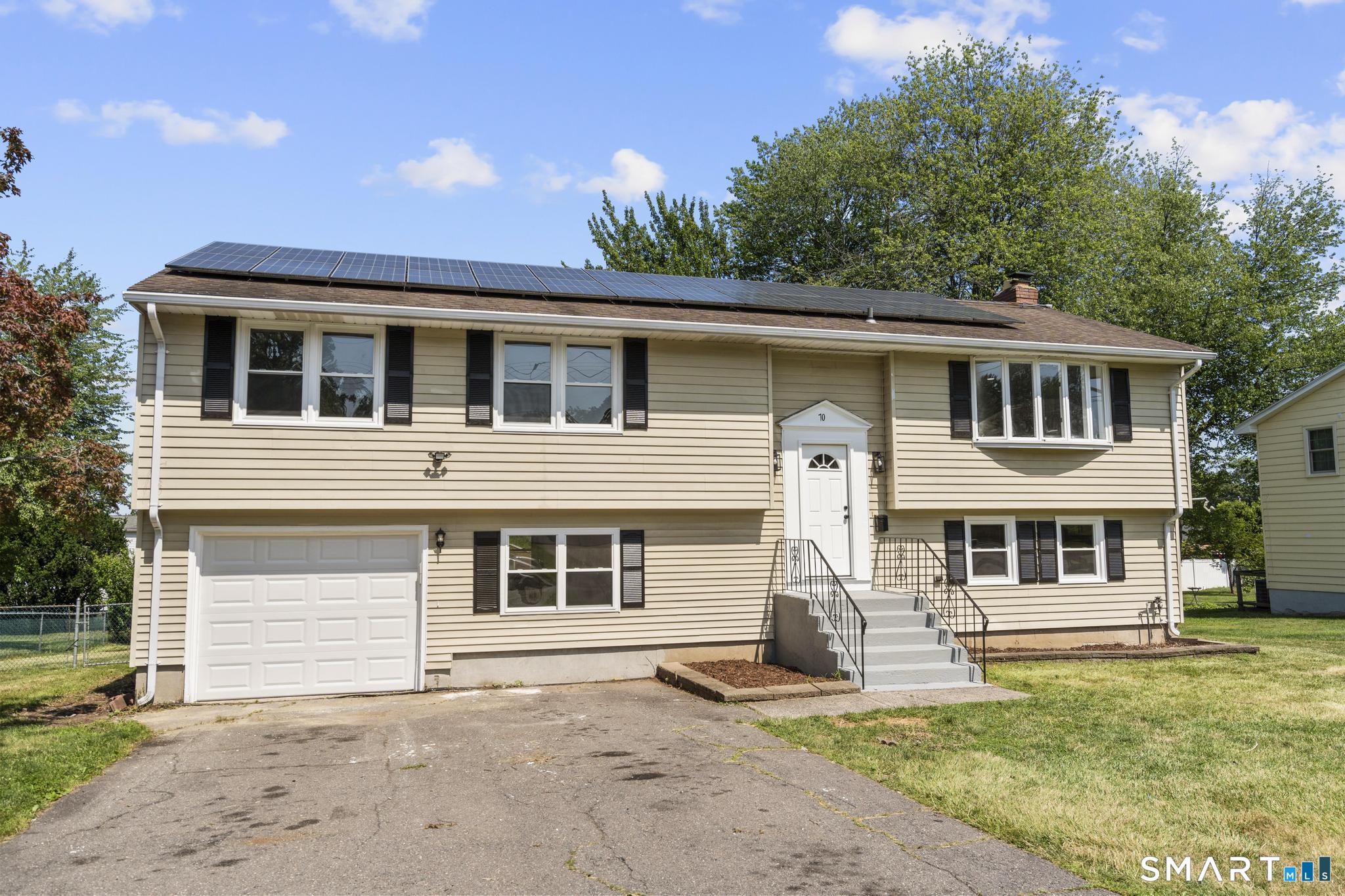 Homes for sale in Wethersfield, CT | 70 Ridge Crest Cir, Wethersfield, CT 06109 | MLS# 24188310