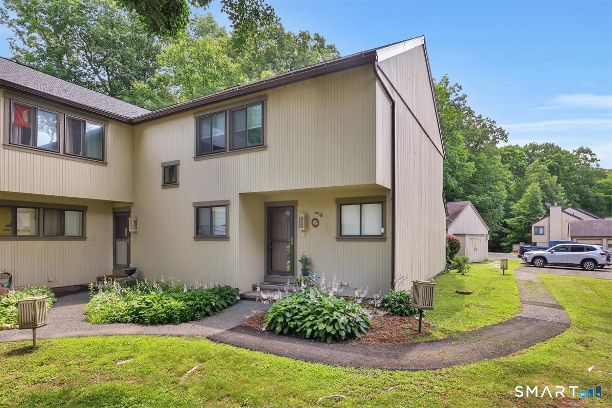 Homes for sale in Woodbury, CT | 10 Summit Ct #10, Woodbury, CT 06798 | MLS# 24190618