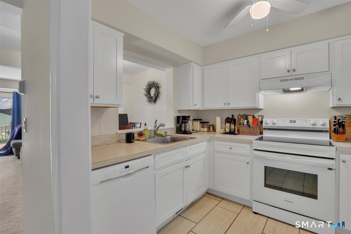 Homes for sale in Woodbury, CT | 10 Summit Ct #10, Woodbury, CT 06798 | MLS# 24190618