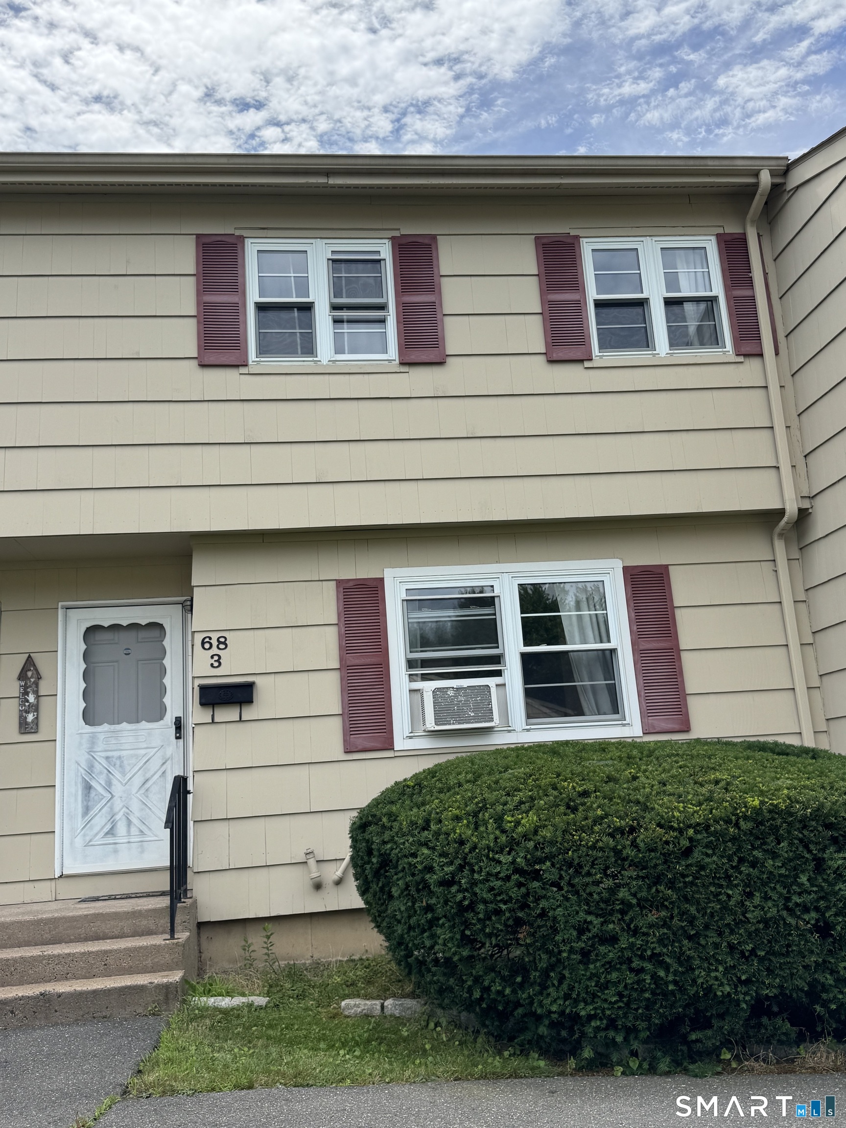 Homes for sale in Naugatuck, CT | 68 Round Tree Dr #3, Naugatuck, CT 06770 | MLS# 24189714