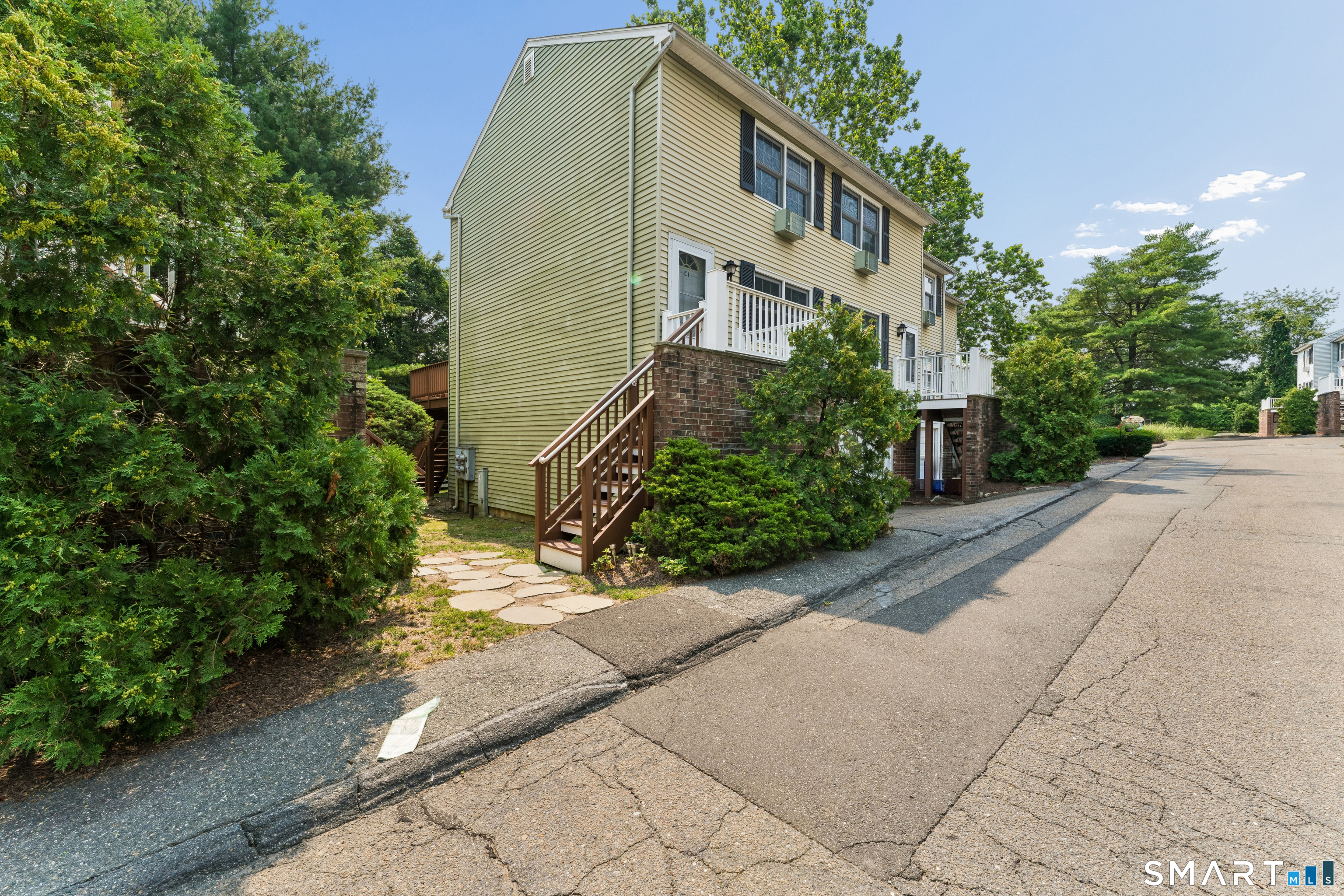 12 Camelot Drive, Norwalk, Connecticut photo 2