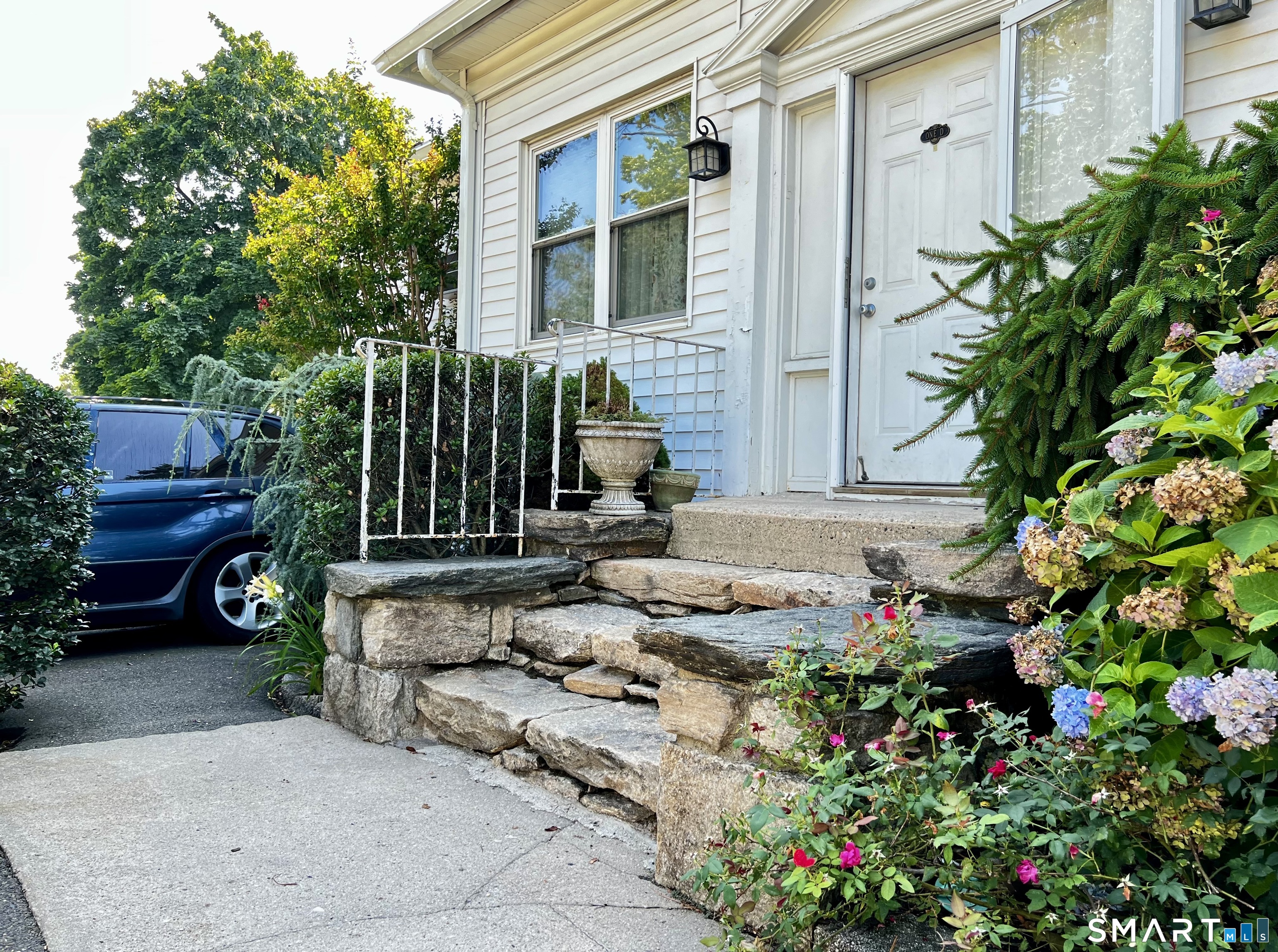 5 Hundley Court, Stamford, Connecticut photo 2