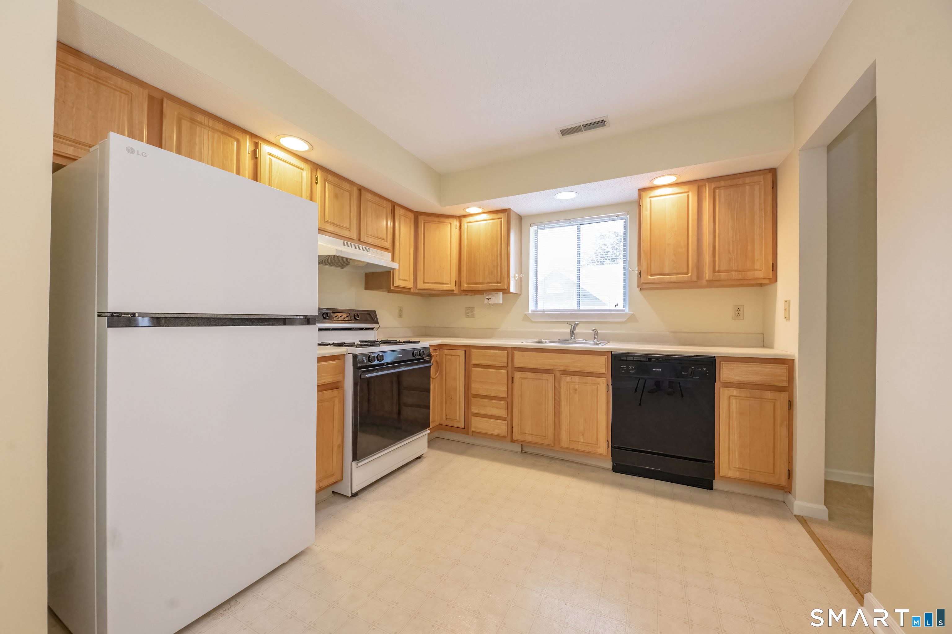 Homes for sale in Monroe, CT | 202 Windgate Cir #E, Monroe, CT 06468 | MLS# 24193345