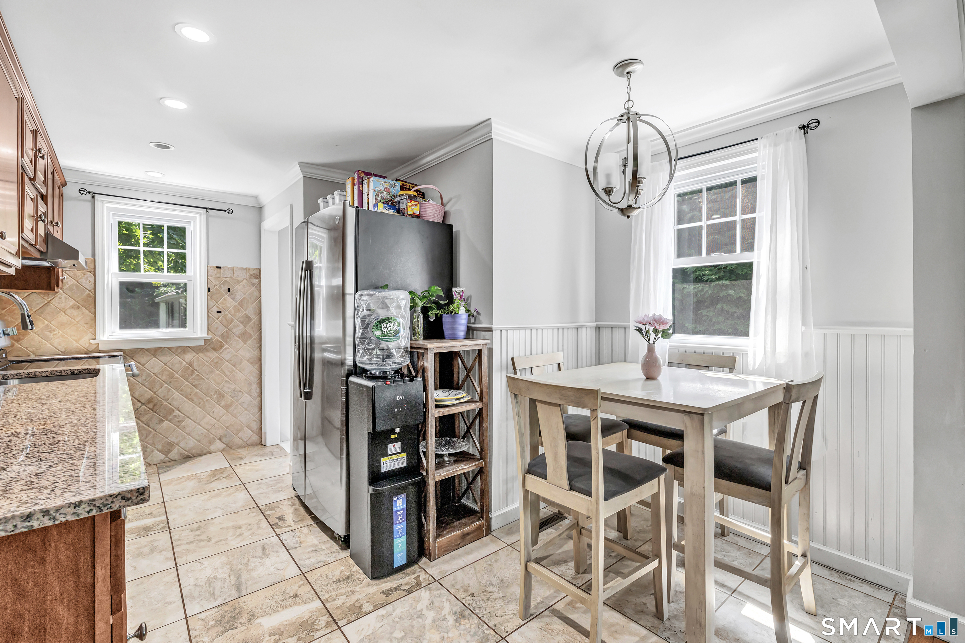 2082 Stratfield Road photo 8