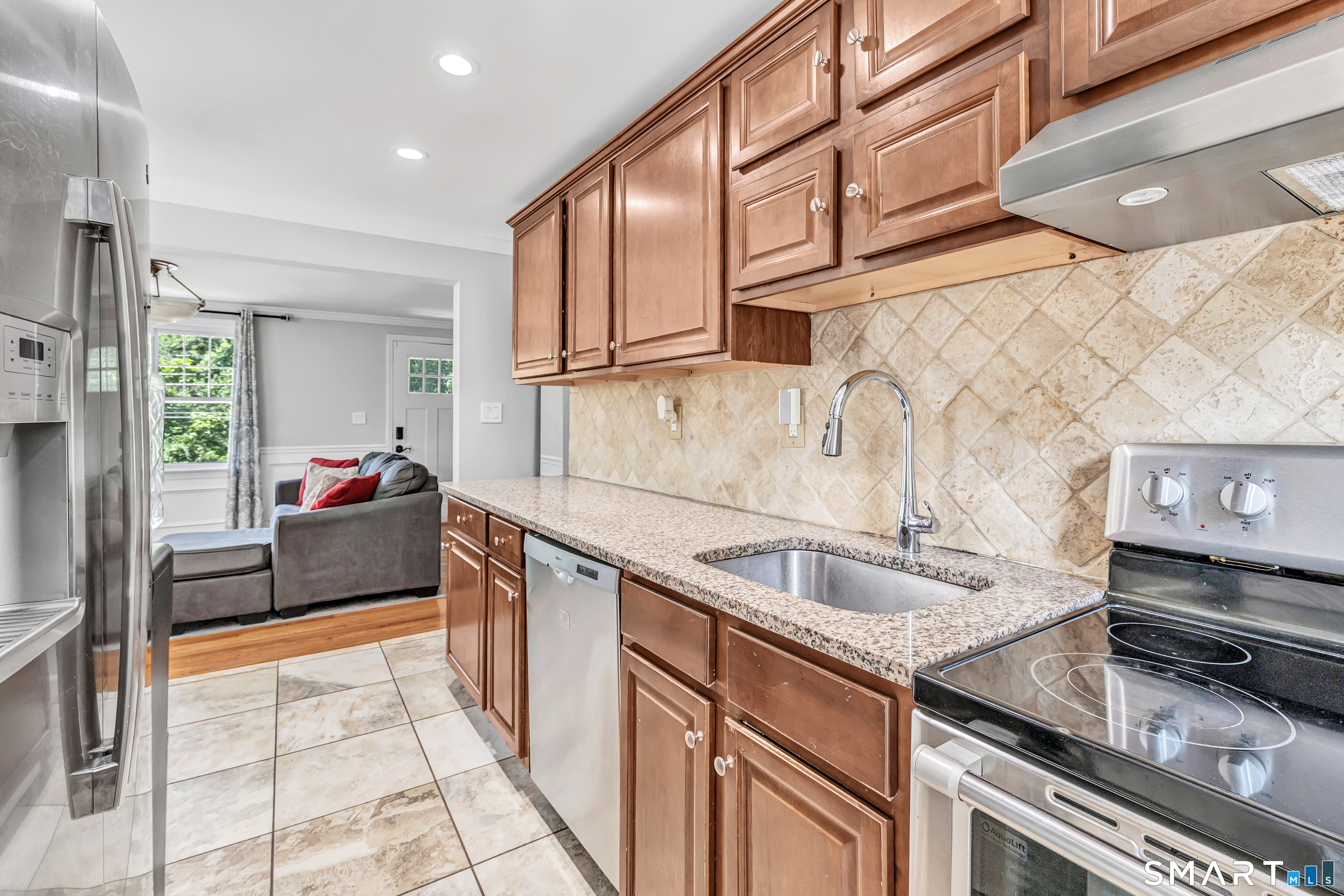 2082 Stratfield Road photo 11