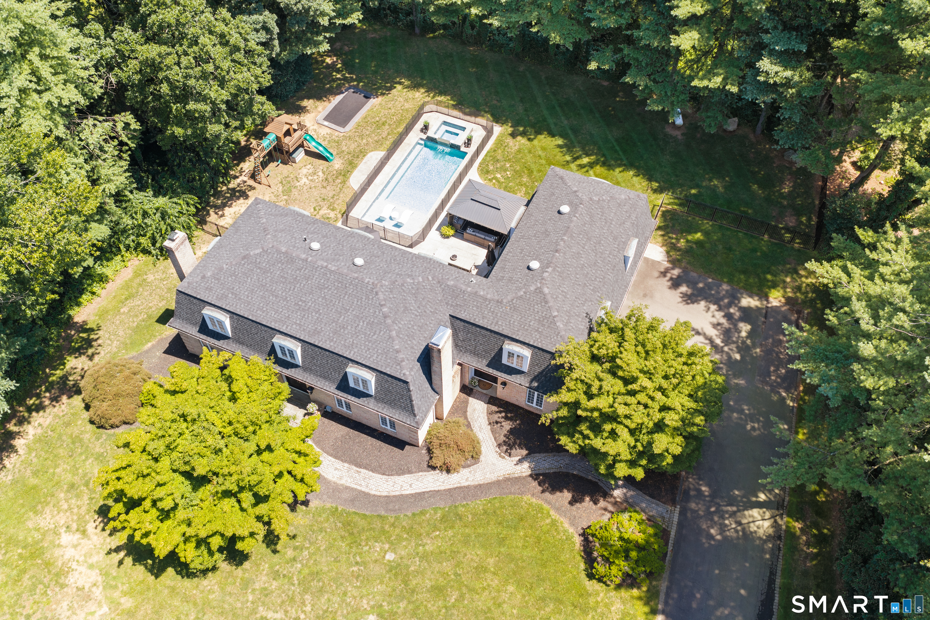 570 Riverside Drive photo 3