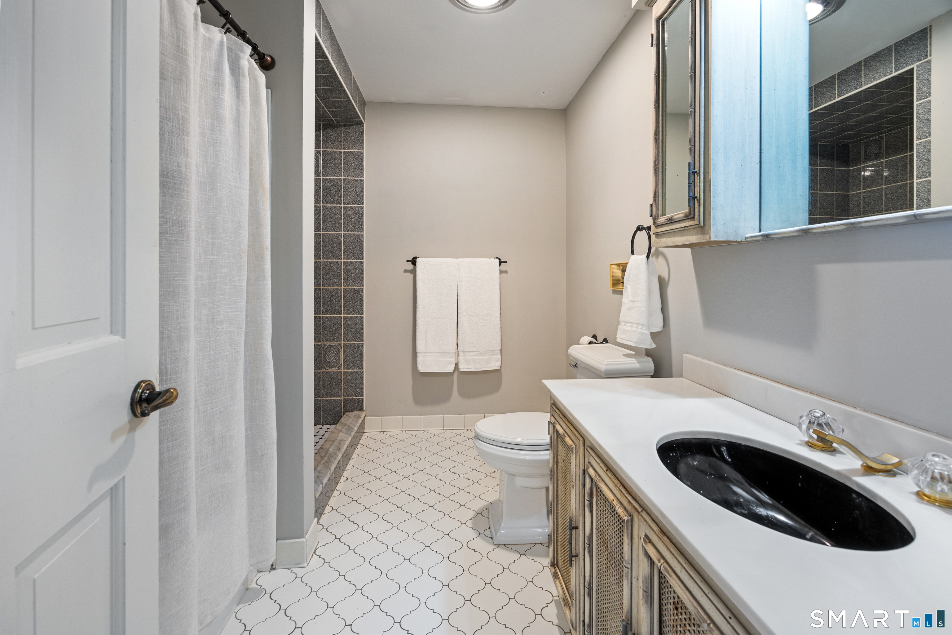 570 Riverside Drive photo 25