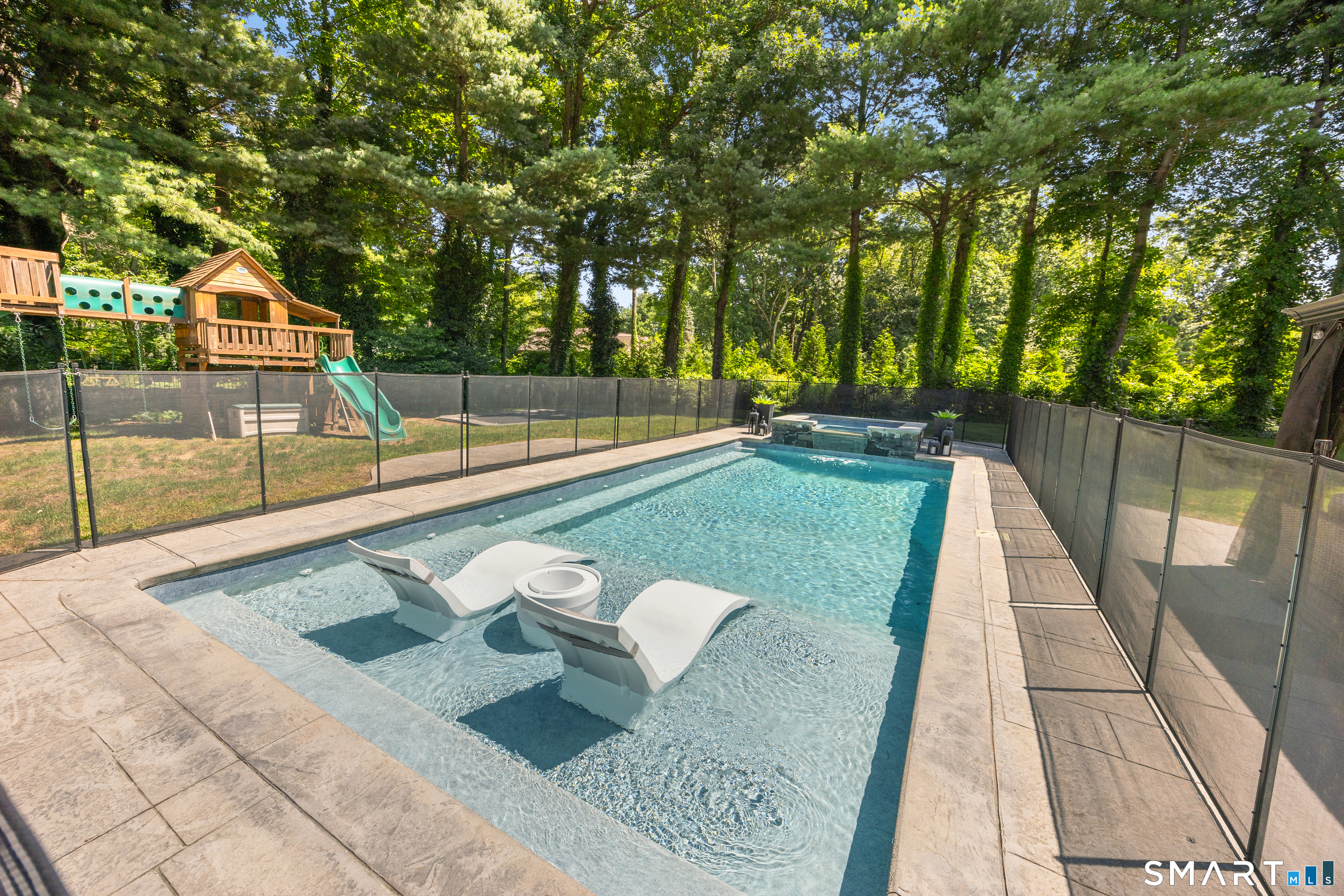570 Riverside Drive photo 35