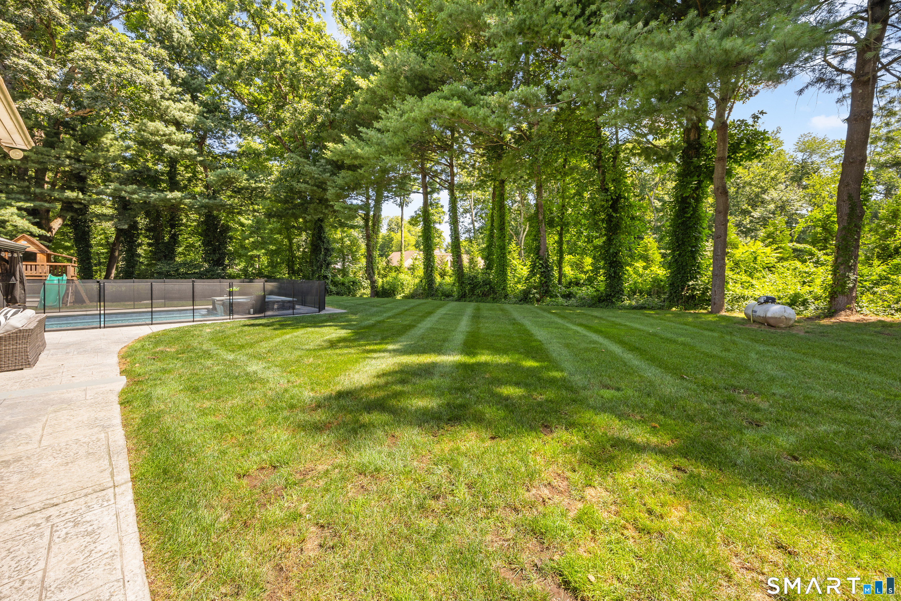 570 Riverside Drive photo 38