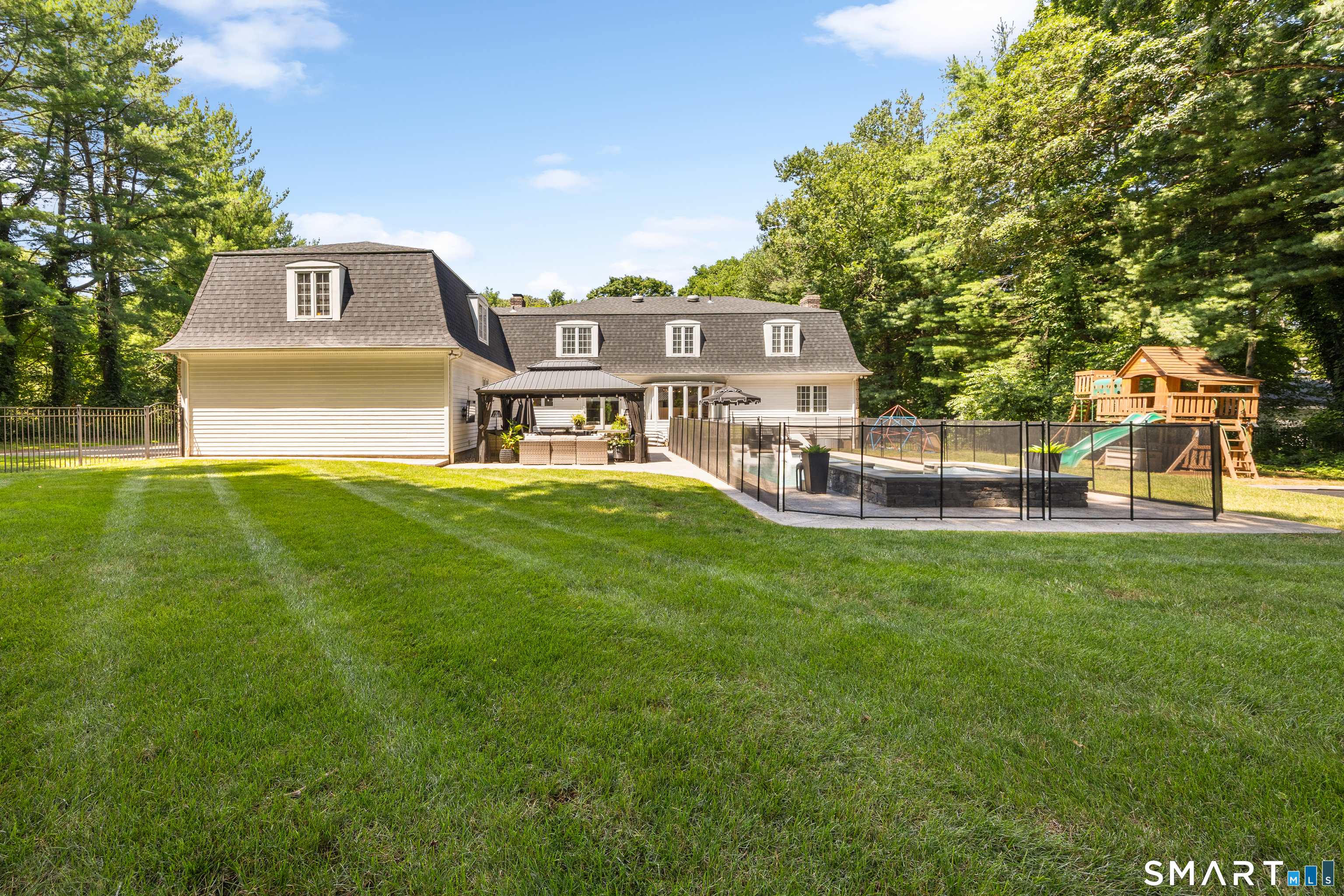570 Riverside Drive photo 39