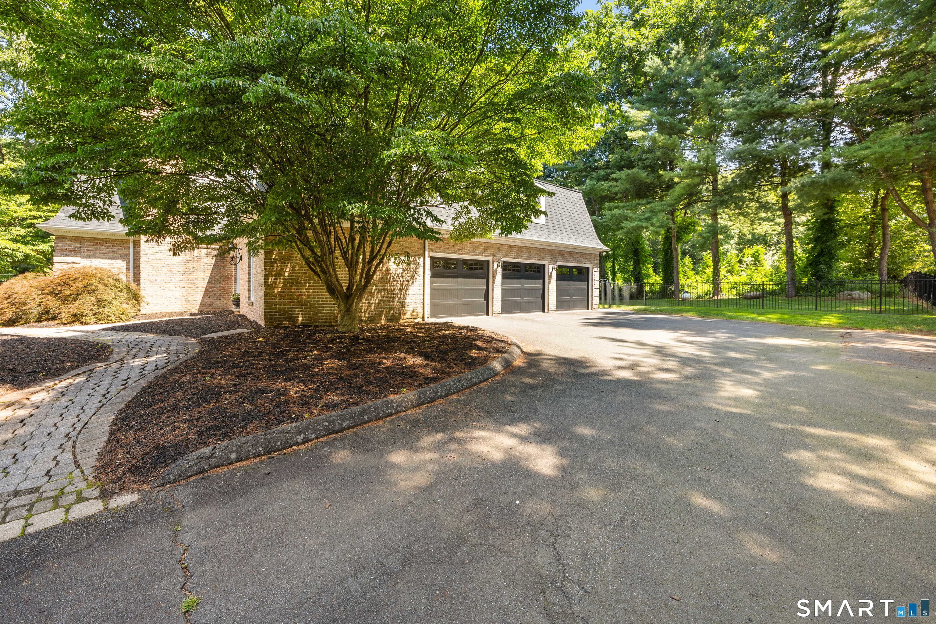 570 Riverside Drive photo 40