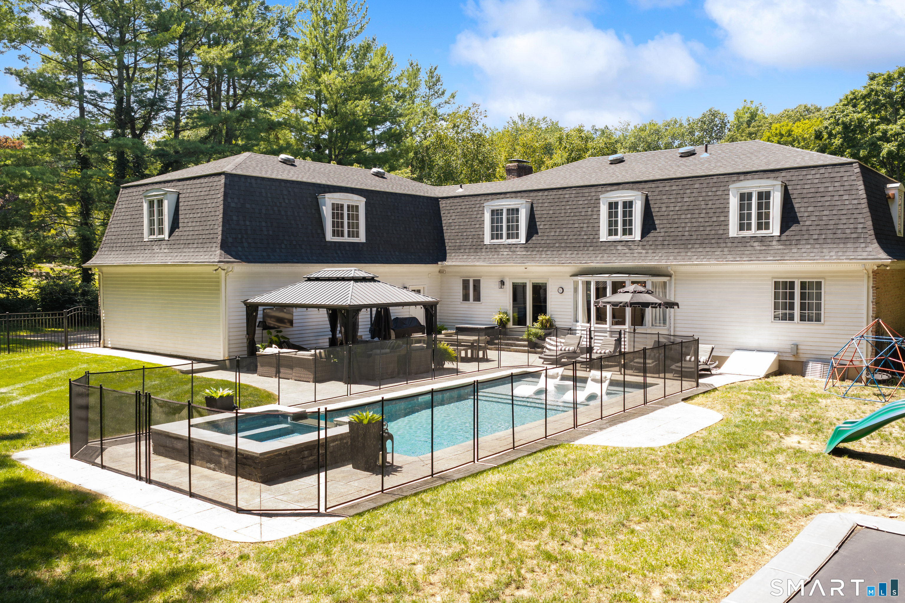 570 Riverside Drive photo 37