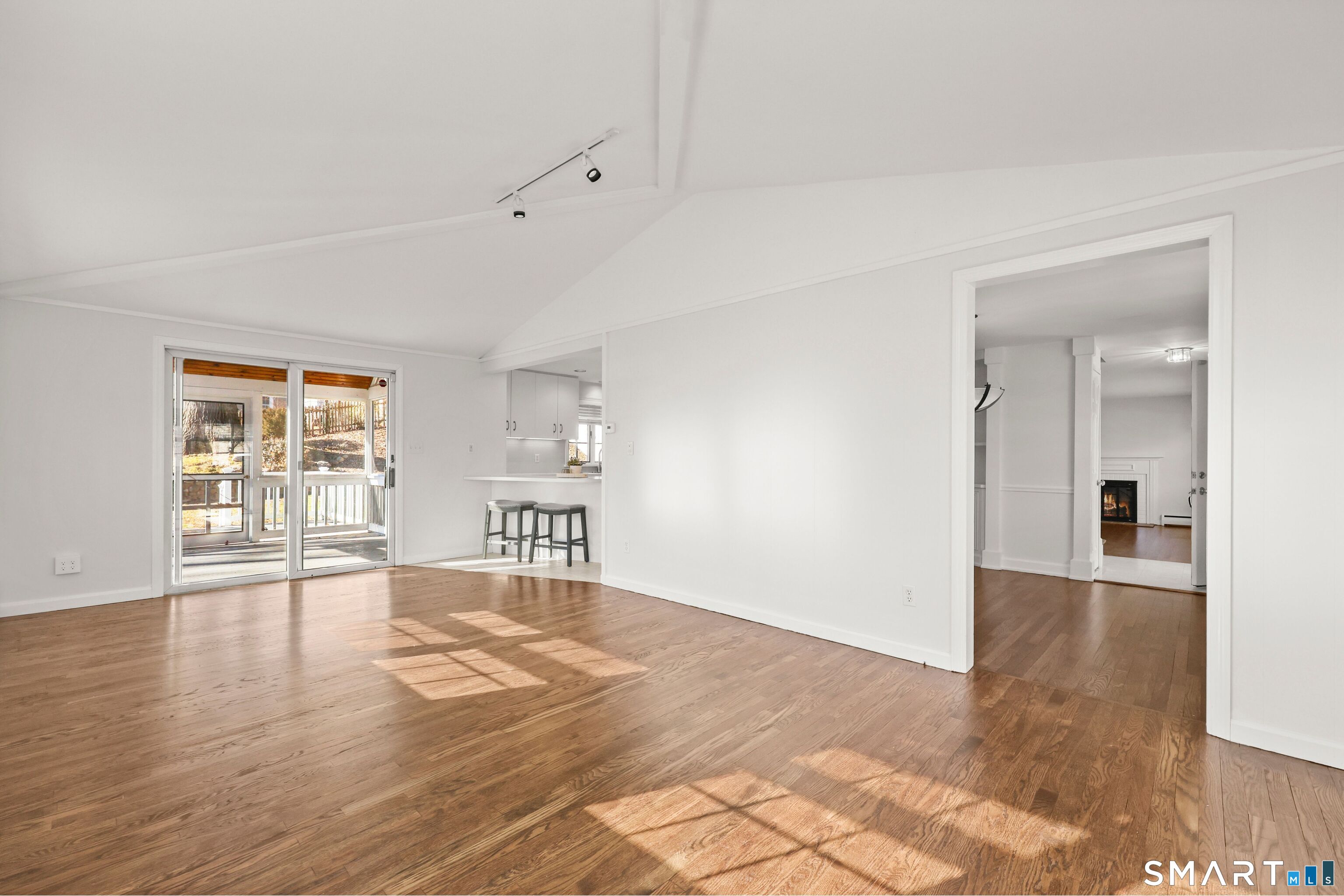 111 Mayweed Road photo 8