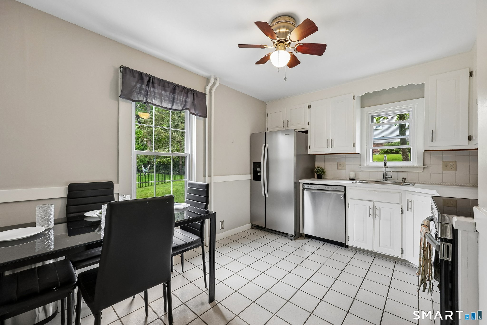 3rd image of 10 Middle Ln, Simsbury, CT 06070 | MLS# 24192623