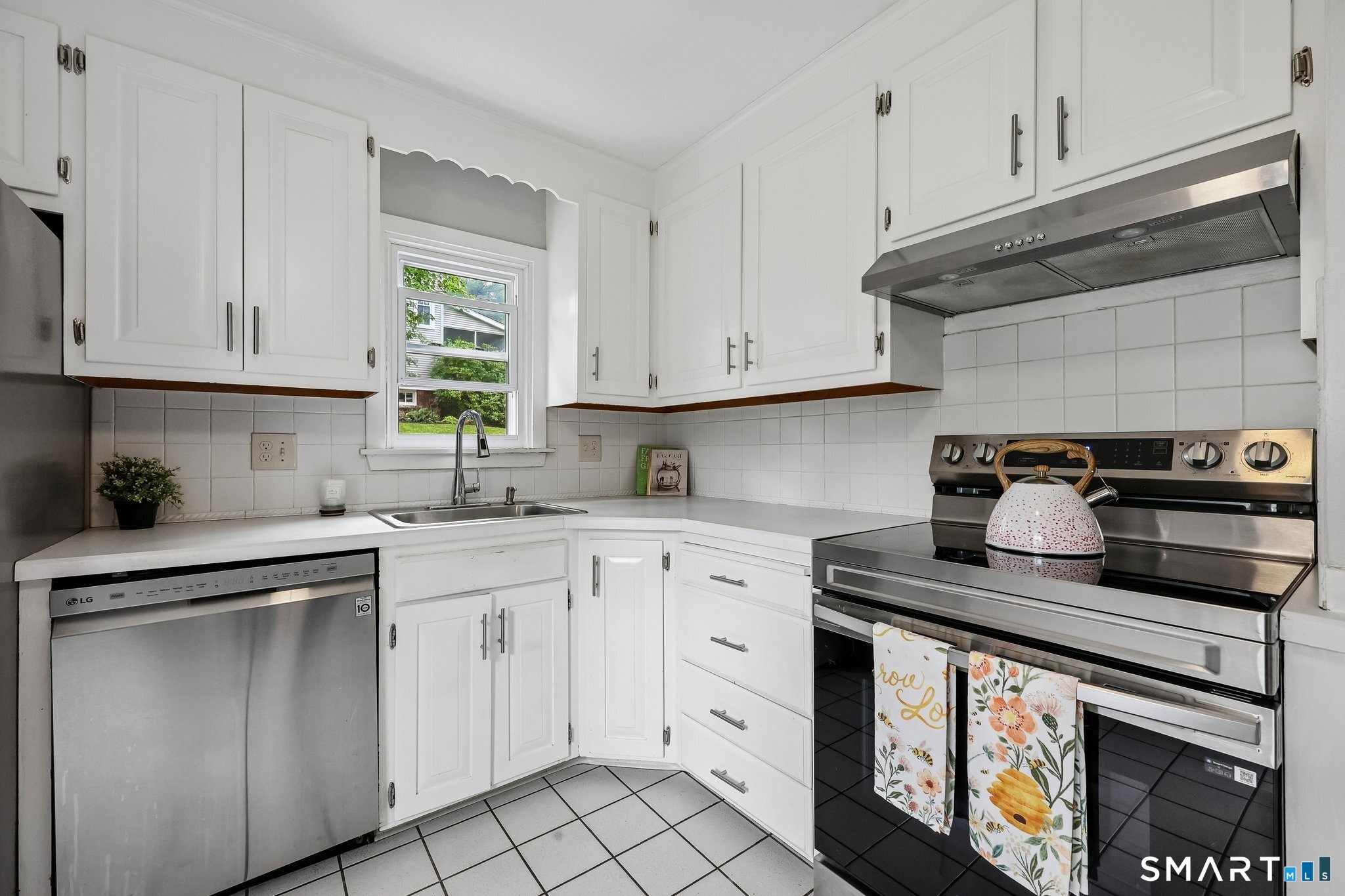 4th image of 10 Middle Ln, Simsbury, CT 06070 | MLS# 24192623