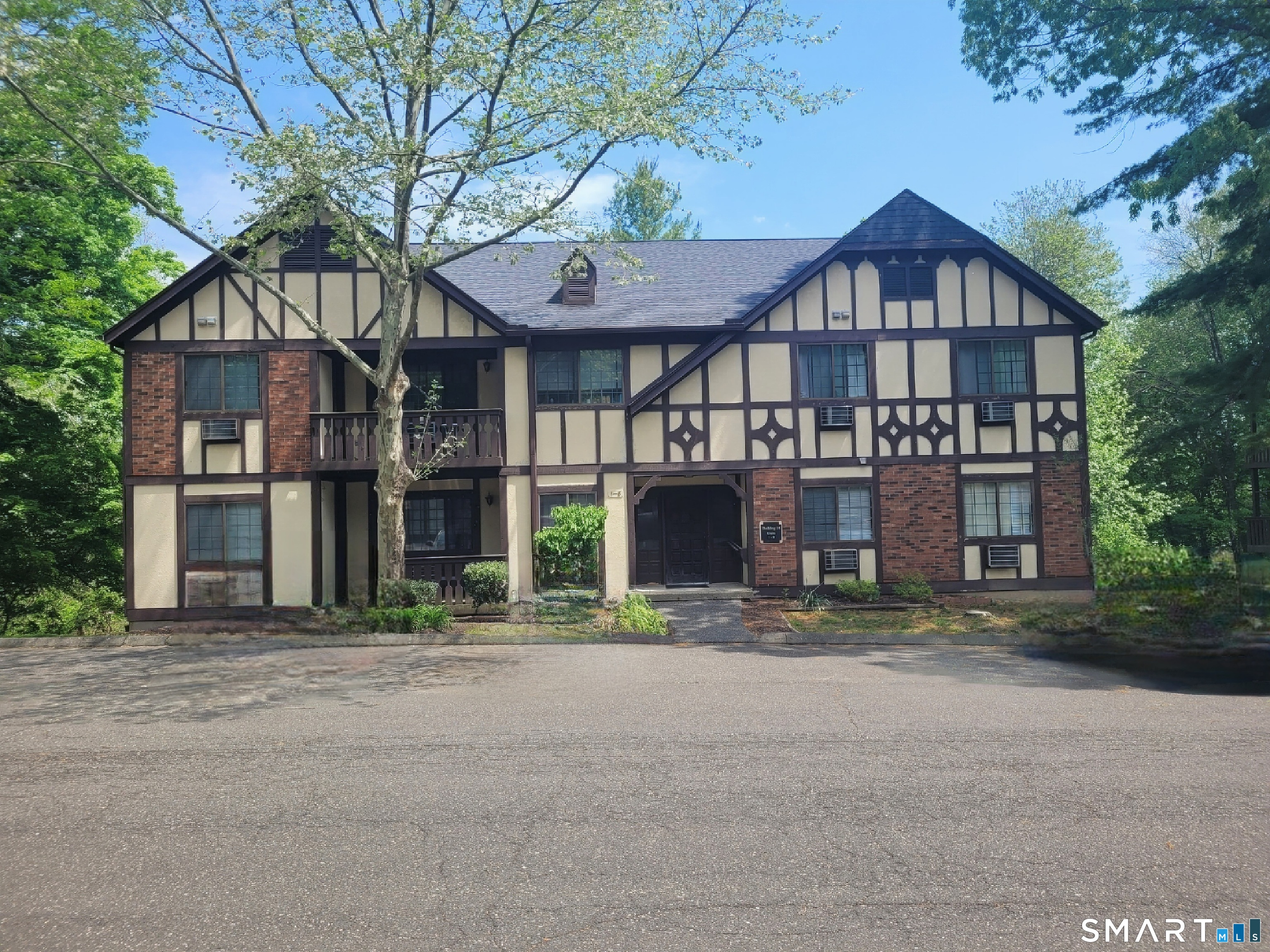 2nd image of 5 Essex Ct, Brookfield, CT 06804 | MLS# 24173975