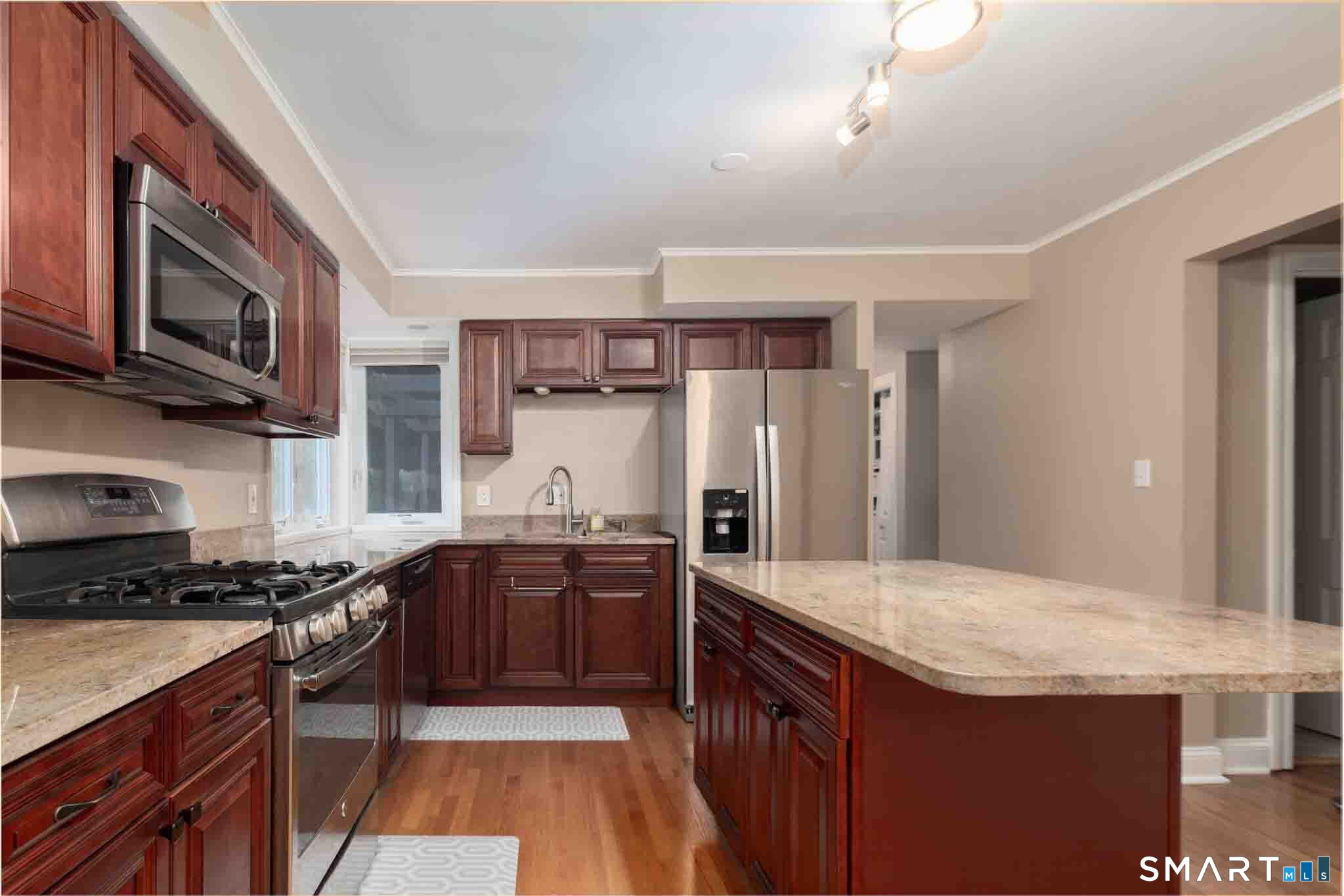 140 Round Hill Road photo 4