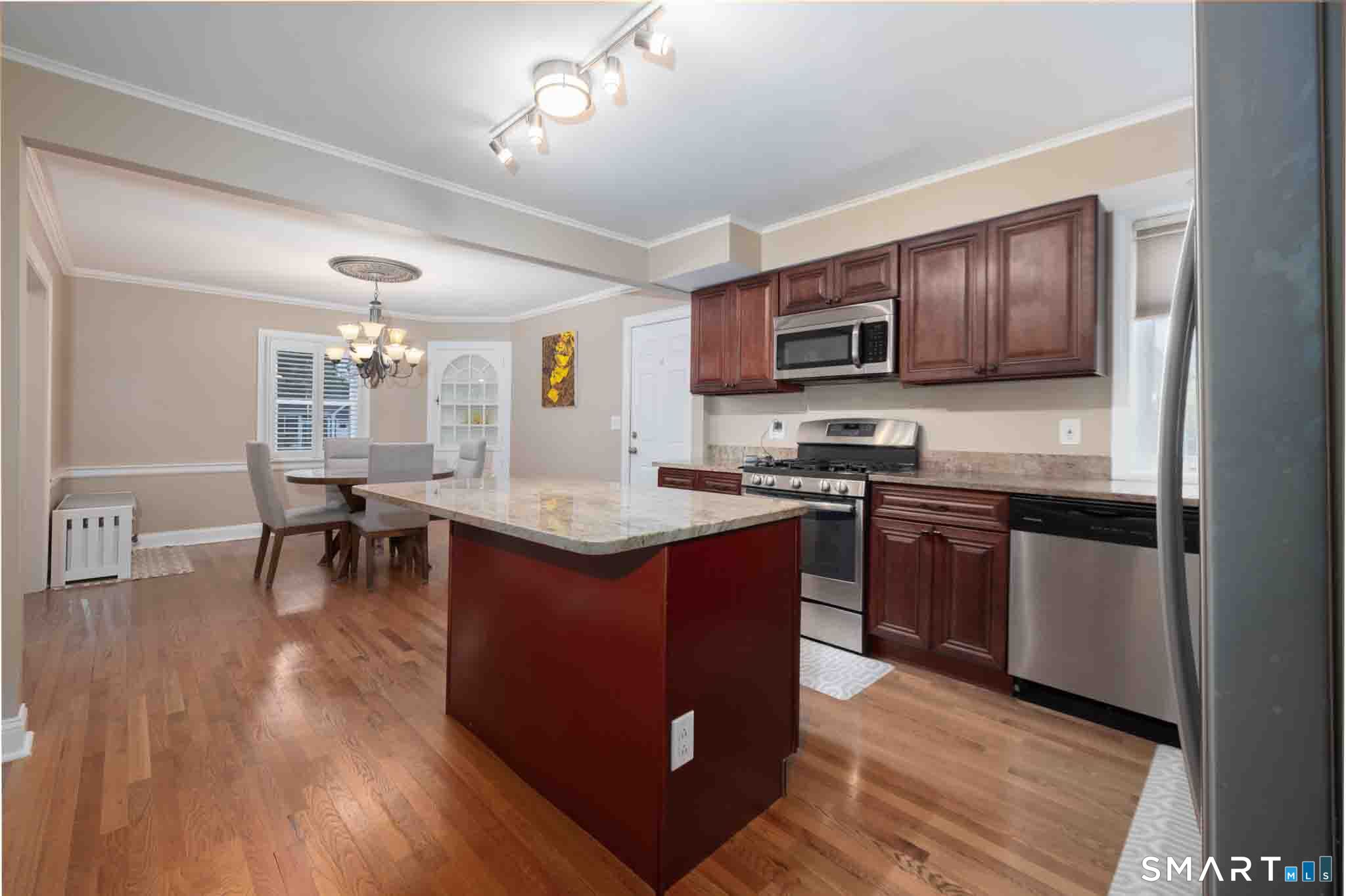 140 Round Hill Road photo 5