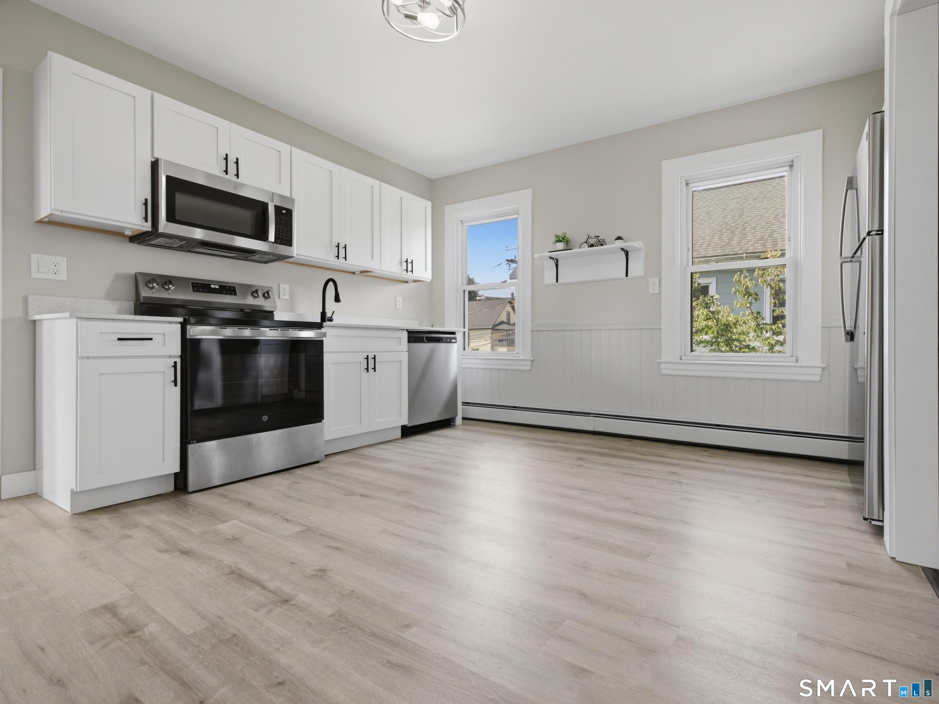 35 Moore Avenue photo 6
