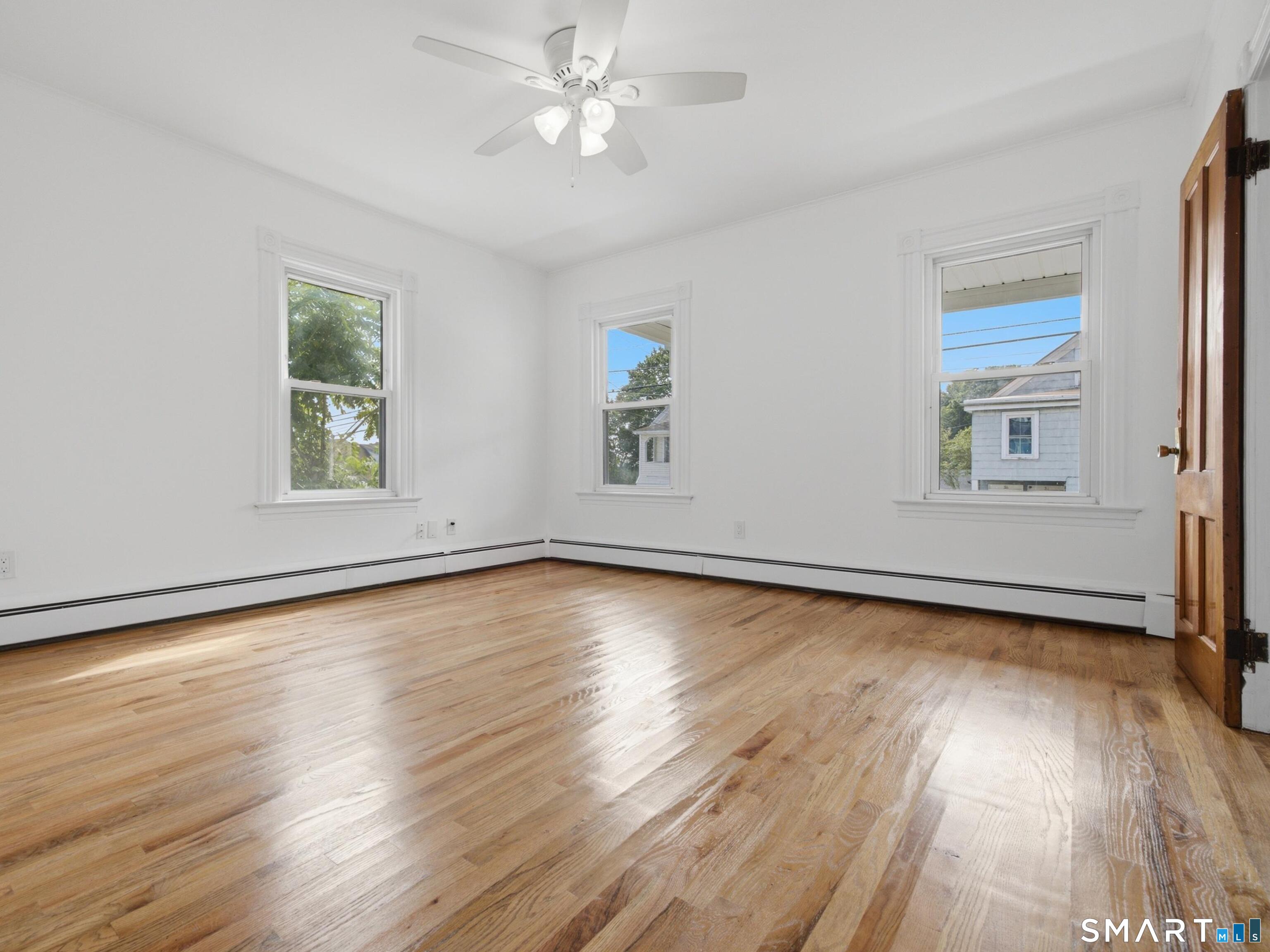35 Moore Avenue photo 3