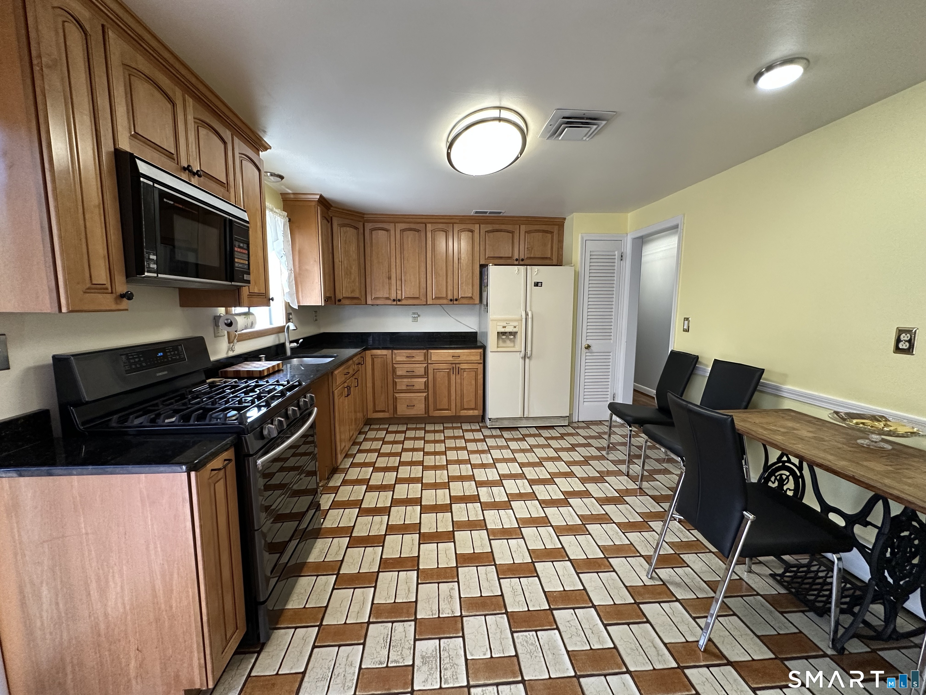99 Glenwood Drive photo 4